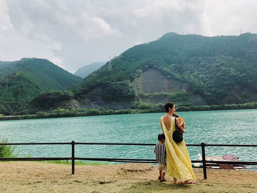 のインスタグラム：「絶景Special⛰ . 本日は坊のテルテル坊主のおかげで？？晴れた☀️ . お墓参りしたり、親戚にご挨拶をしたりと一番のお盆の目的を果たしながら、合間合間に虫採りをしたり、公園で遊んだり♫ . 虫採りの虫、早く逃してあげたら？しんどそうじゃない？？言うてまう母。 #男の子親失格 . はぁーしかしのどかで良いところ♡ #ただちょっと蒸し暑いわ〜 . 明日は海に行きたいナ🏖 . #宮崎帰省 #美郷 #lakeland #mgtfamtrip」
