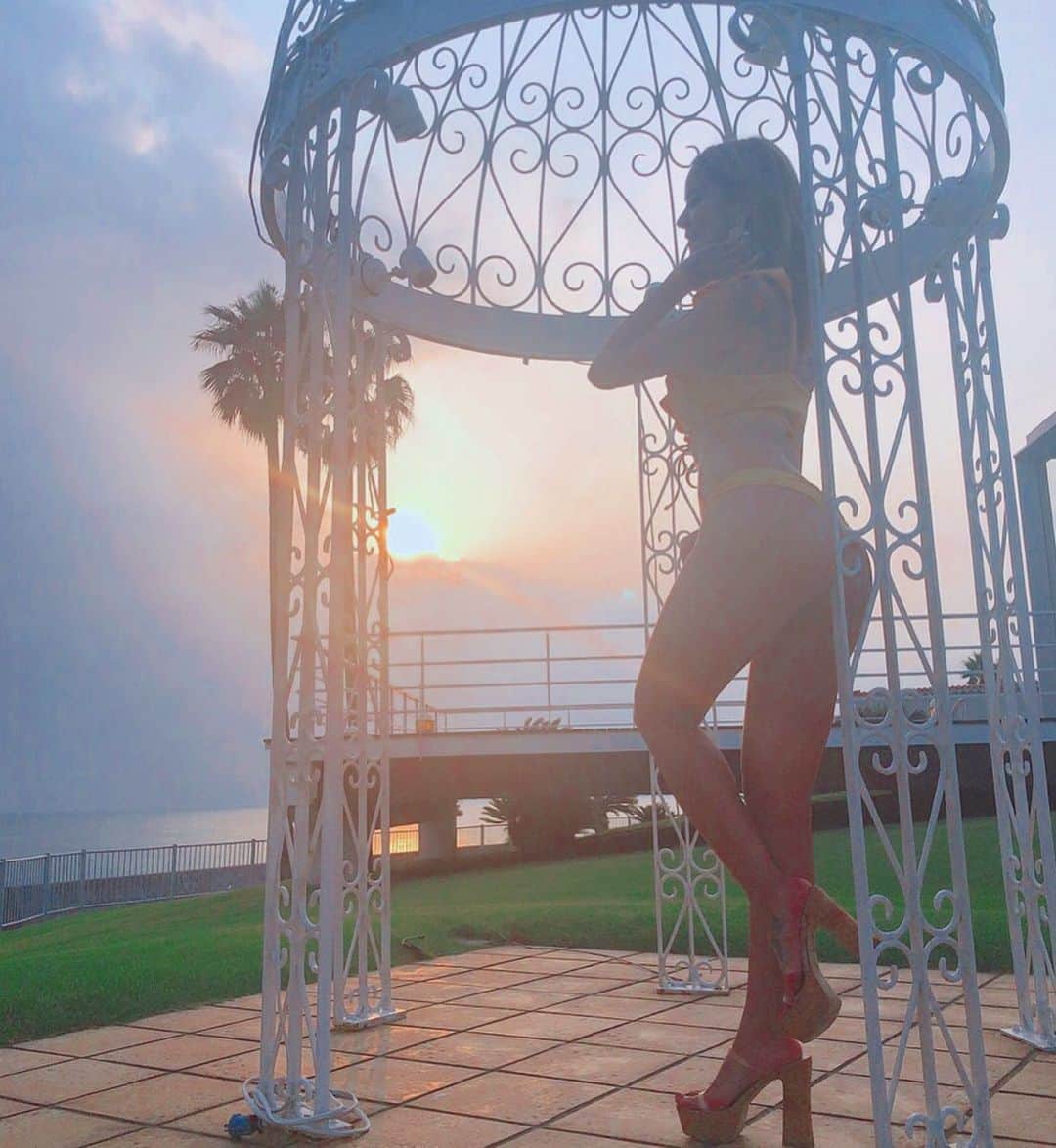 LORYのインスタグラム：「🕊🏝 夏終わらないで〜🥺💕 #summer #bikini #sunset #looory」