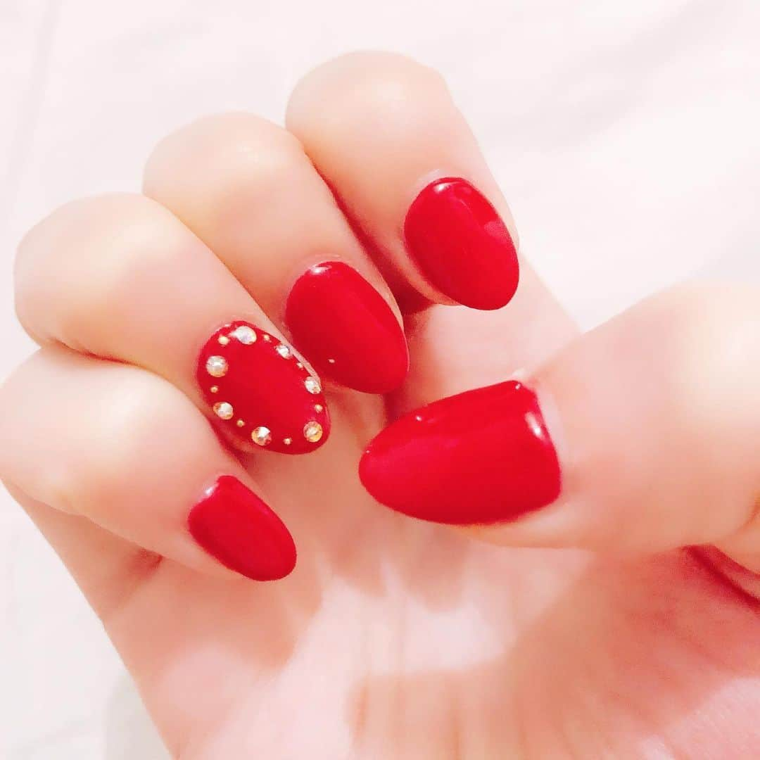 岡英里さんのインスタグラム写真 - (岡英里Instagram)「New nails💅 . . ハンドもフットも何年ぶりの赤❤️ . . やっぱり赤のワンカラーが目につくのか色んな人にネイル褒められたよ😊 . . #ネイル #ワンカラー #ワンカラーネイル #ネイルケア #ハンド #ハンドネイル #💅 #赤 #赤ネイル #シンプル #ストーン #かわいい #可愛い #夏の赤 #サマーネイル #ファッション #ファッション好きな人と繋がりたい #nails #nail #summer #summernails #cute #red」8月20日 19時56分 - okaeri0424