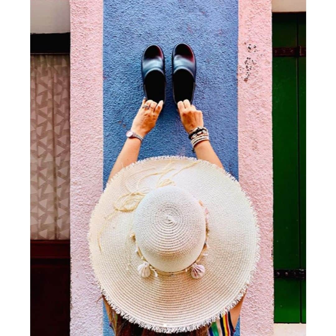 ダンスコのインスタグラム：「Colorblocking style. Thanks to @amandadeni for the awesome pic! . . . #dansko #instalove #clogs #shoes #danskos #justyourfavorites #instagood #danskostyle #comfort #newshoes」