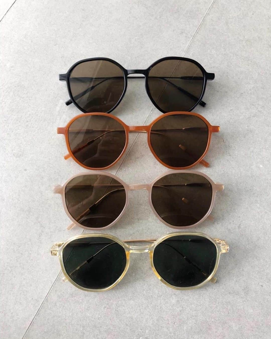 Juemiさんのインスタグラム写真 - (JuemiInstagram)「発売開始 Clea Round Frame Sunglasses / ¥3,900+tax 大きめのフレームは小顔効果があります。どんな格好にも馴染み、流行り廃りのないデザインで長くお使いいただけます。 UV400 #juemi #juemistyle #ju119 #newarrival」8月20日 20時01分 - _juemi_