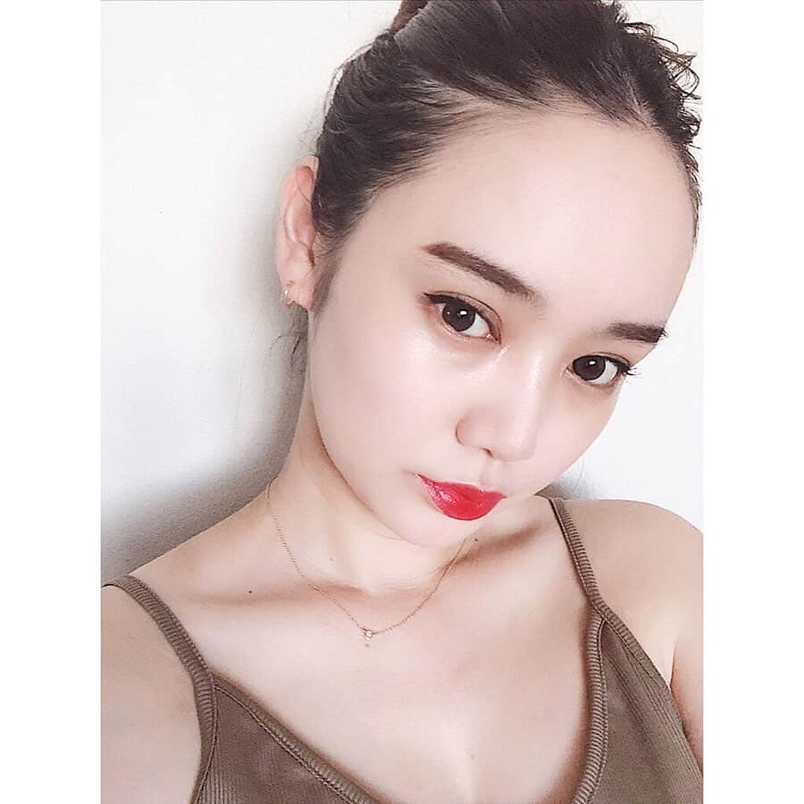 西本早希のインスタグラム：「・ 最近 パキっとした赤リップにもハマってて  この時はアルマーニの410を 💋！ 発色いいし 荒れないからオススメ 😇！ (前髪切ったよの投稿もこのリップ) (DMいくつもありがとうございました) 眉は短めが密かなマイブーム 👀 #armanibeauty #lipmaestro  #アルマー二ビューティ　 #シネマティックビューティ」