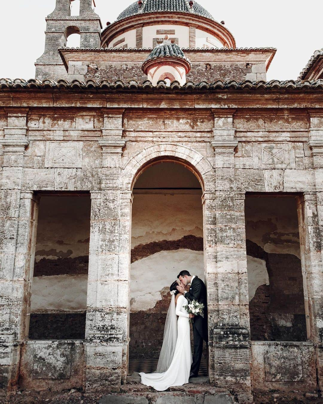 Pronoviasさんのインスタグラム写真 - (PronoviasInstagram)「Congratulations to Luz & Simon for a beautiful wedding, full of love 🖤 The  Ivania dress was definitely the perfect choice! #PronoviasBrides Photo: @ClickRec_」8月20日 20時02分 - pronovias