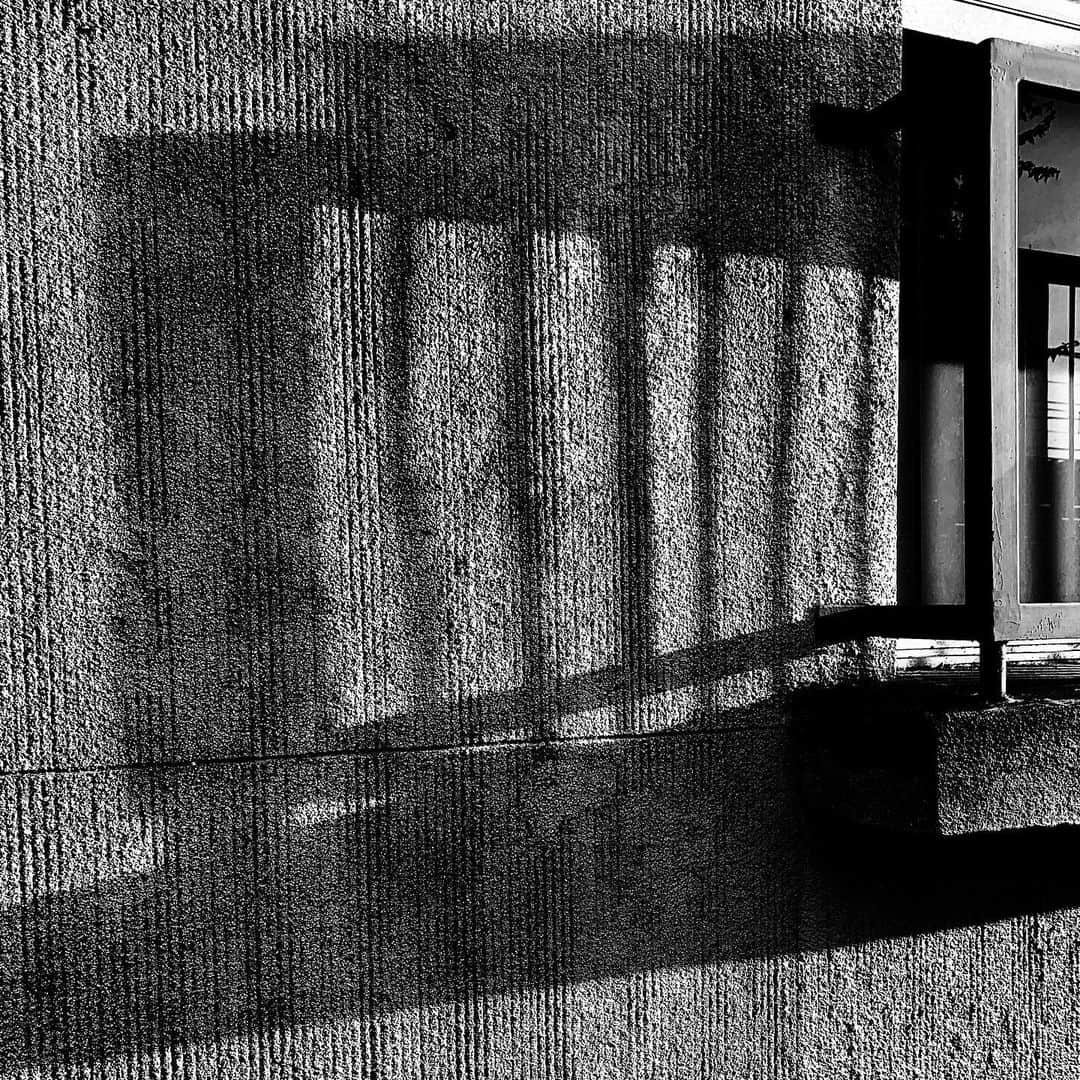 naotakeのインスタグラム：「斜光 - Slanting rays / iPhone XR + Snapseed, 20190821 . . たこ焼きを買おうと家路を急いだが、お目当ての店がお休みで残念。 . . #royalsnappingartists #infamous_family #rsa_main #infinity_photo_cult #2_fineart #jp_gallery #jp_gallery_bnw #trb_bnw #wp_bnw  #bnw_life #bnwlife_member #bnw_life_shots #bnw_captures #world_bnw #top_bnw #team_jp_ #team_jp_モノクロ #ig_energy_bw #ig_nihon #streetphotographybnw #igersjp #blackandwhite #bnw #bnwphoto #monochrome #bw #bnwphotography #ShotOniPhone #shotoniphoneXR」