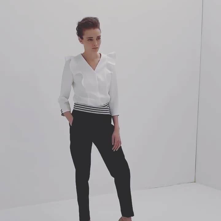BORDERS at BALCONYのインスタグラム：「毎シーズンご好評いただいているツイルシリーズは今季、「V-NECK BLOUSE」が発売です。  Vネックの開きがデコルテを綺麗に、ラッフルディテールの広がりが小顔に見せてくれます。  ボーダーカフスがデザインポイントです。ぜひお見逃しなく！⁠⠀ ⁠⠀ ⁠⠀ ⁠⠀ ⁠⠀」