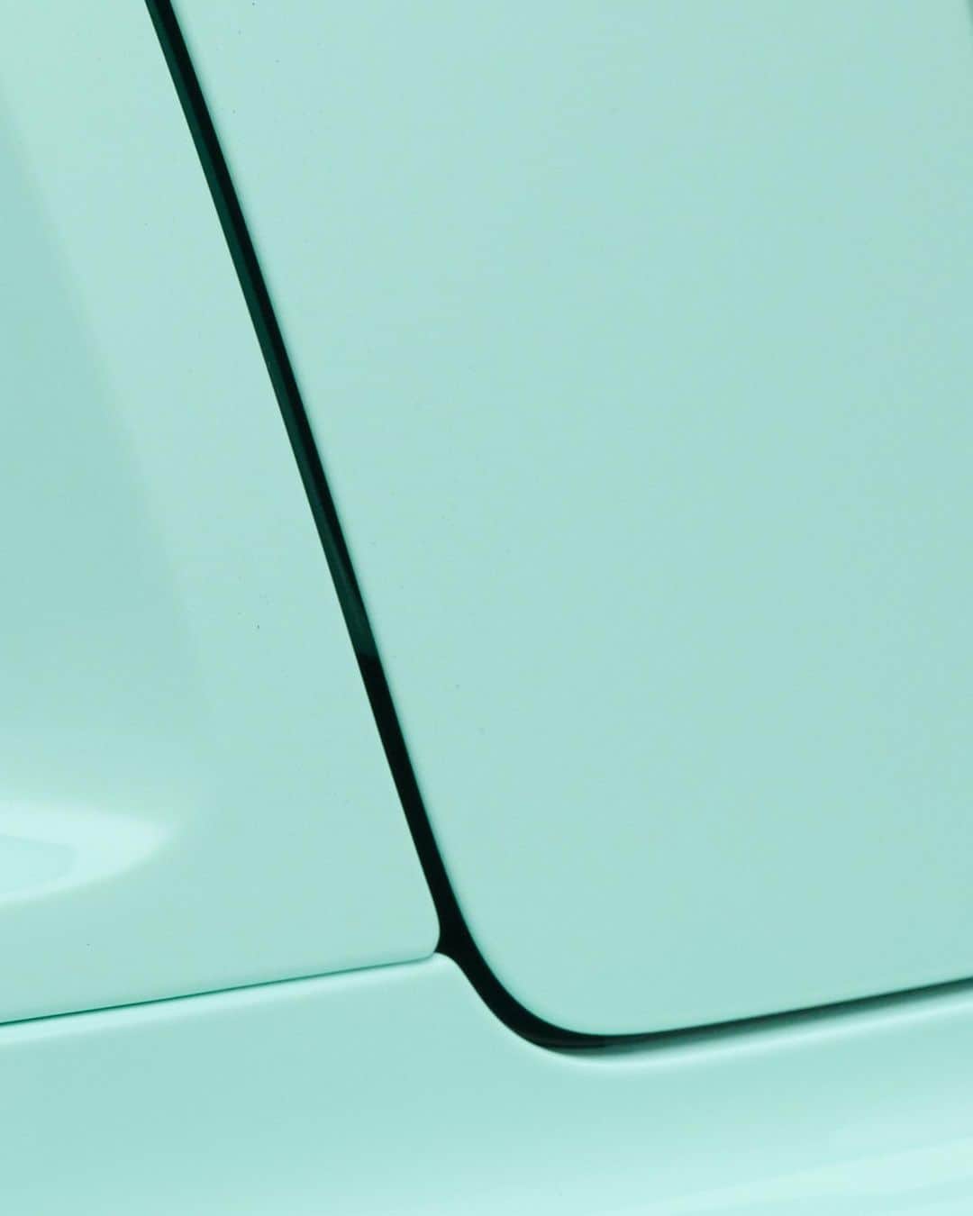 ロールス・ロイスさんのインスタグラム写真 - (ロールス・ロイスInstagram)「Iconic hues. Refreshing tones. Crafted in Goodwood. Bespoke is Rolls-Royce.  #RollsRoyceMotorCars #BlackBadge #Bespoke #PebbleBeach  Ghost Black Badge (Combined) CO2 emission: 370 g/km ; Fuel consumption: 17.4 mpg / 16.2 l/100km (*) The figures on fuel consumptions and CO2 emissions shown are determined according to the European Regulation (EC) 715/2007 in the version applicable at the time of type approval. Figures are intended for comparability purposes. The fuel consumption you achieve under real life driving conditions and CO2 produced will depend upon a number of factors including the accessories fitted after registration, variations in driving styles, weather conditions and vehicle load.  The figures marked with (*) are based on the new test (WLTP) and are translated back into outgoing test (NEDC) in order to ensure a comparison between the vehicles.  The figures marked with (#) are already based on the new test (WLTP). For the assessment of taxes or other duties based on CO2-emissions, the CO2 figures may differ to the figures stated here. The figures shown consider optional equipment and the different size of wheels and tyres available on the selected model and may vary during the configuration.  Further information about the official fuel consumption and the specific CO2 emission of new passenger cars is available in a guide available at all selling points and at http://carfueldata.direct.gov.uk/in the United Kingdom, at http://www.dat.de/angebote/verlagsprodukte/leitfaden-kraftstoffverbrauch.htmlin Germany or an equivalent guide published by your local government authority.」8月20日 20時04分 - rollsroycecars