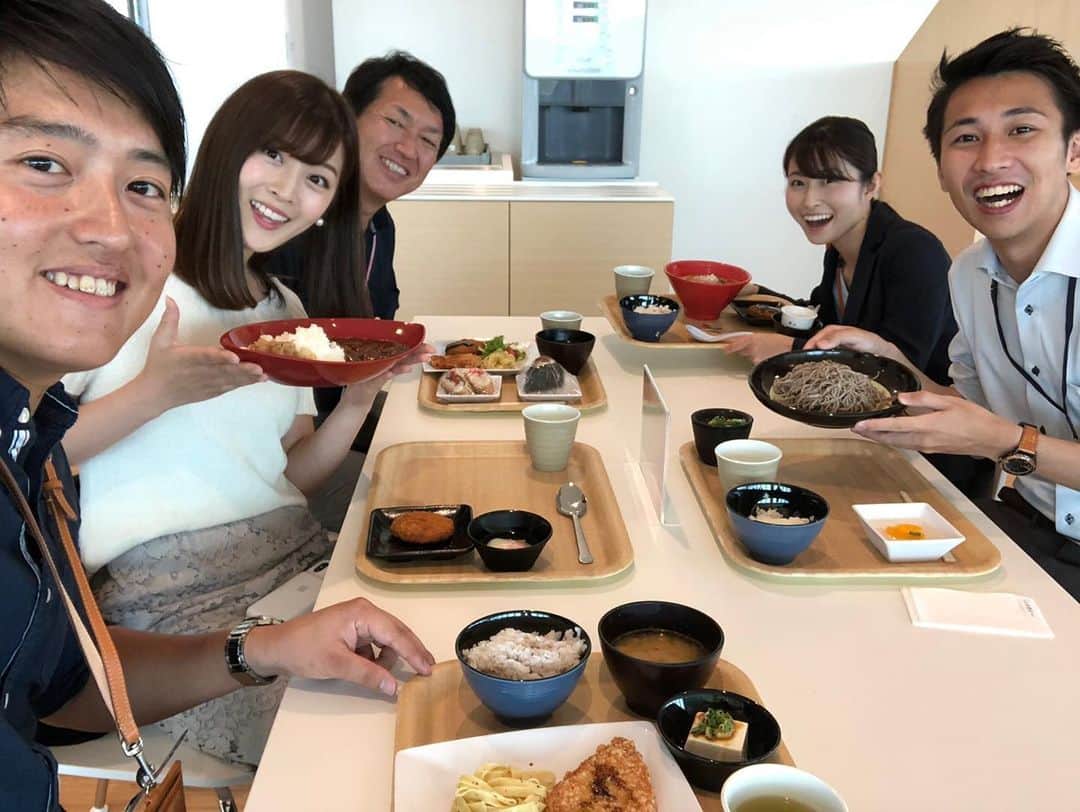中村秀香のインスタグラム：「先日 。  アナウンス部の数人で、 新社屋の食堂に行ってきました☺️ .  新社屋はまだ慣れなくて、ソワソワします…笑 .  #尾山憲一 アナ #平松翔馬 アナ #岩原大起 アナ #佐藤佳奈 アナ #中村秀香」