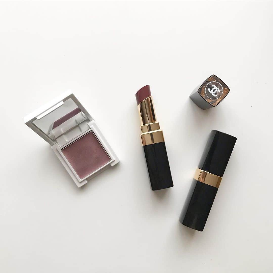 のインスタグラム：「. シャネルの56番を新しく購入💄 赤みのあるブラウンがなじみやすくて◎ アイシャドウは昨年購入したキッカの03番。単体でもいいけれど、赤の練りチークと重ねると色素の薄い人みたいなまぶたになる。透け感と深みのあるくすみ色がお気に入り🍂」