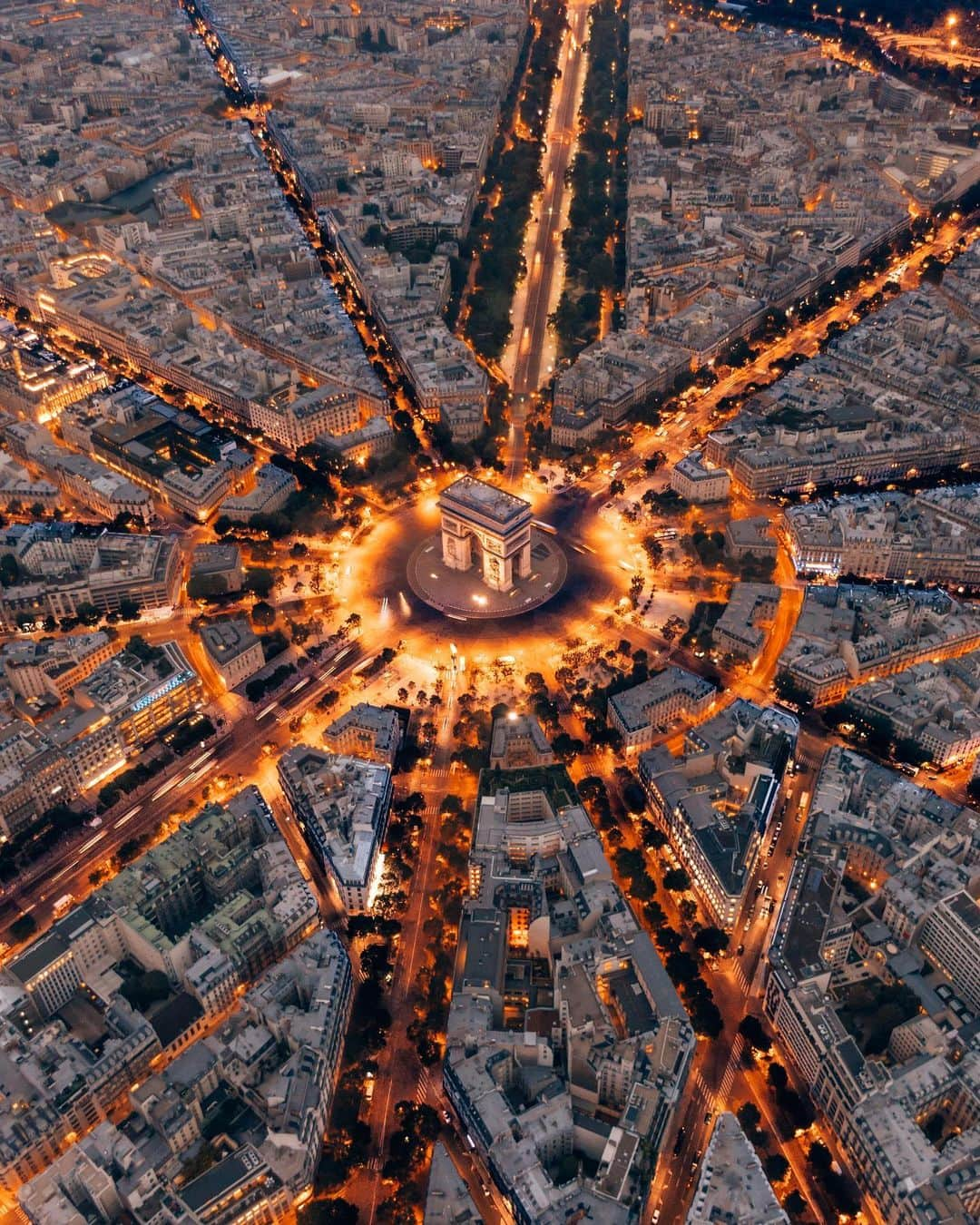 Earth Picsさんのインスタグラム写真 - (Earth PicsInstagram)「Paris France 🇫🇷 at night by @florianreichelt - Give him a follow 🙏🏼 truly amazing photographer . . . . #earthpix  #wildlifephotography  #photography  #earth  #travel  #animals  #nature  #naturephotography  #awesome_earthpix #travelblog, #travels, #traveladdict, #travellife, #travelphoto, #travelpics, #traveldiaries, #travelbug, #travelawesome, #travelpic, #travelers, #travelgirl, #traveldiary, #traveldeeper, #travellingthroughtheworld, #travellers, #travelmore,#traveller, #travellersclub,」8月20日 20時24分 - earthpix