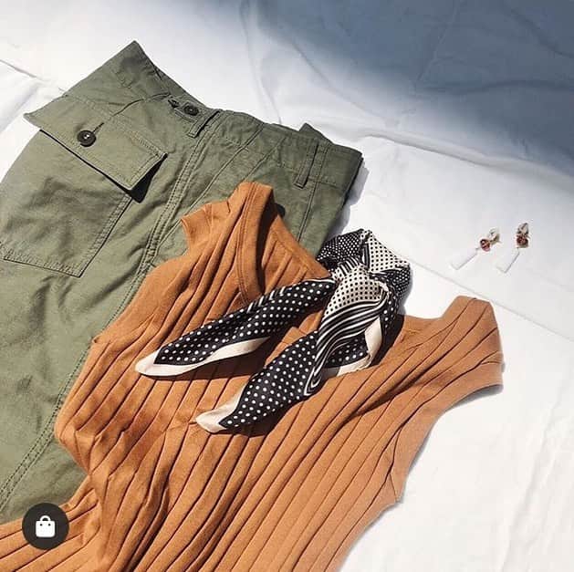 のインスタグラム：「秋カラーでカジュアルをアップデート…♪﻿ ﻿ cut ¥5,000+Tax﻿ pants ¥9,000+Tax ﻿ earring ¥1,700+Tax﻿ scarf ¥3,000+Tax﻿ ﻿ ﻿ ▶︎画像をタップしてショッピング！﻿ ﻿ ﻿ #SLOBEIENA﻿ #SLOBE﻿ #ienaslobe﻿ #SLOBEIENA神戸」