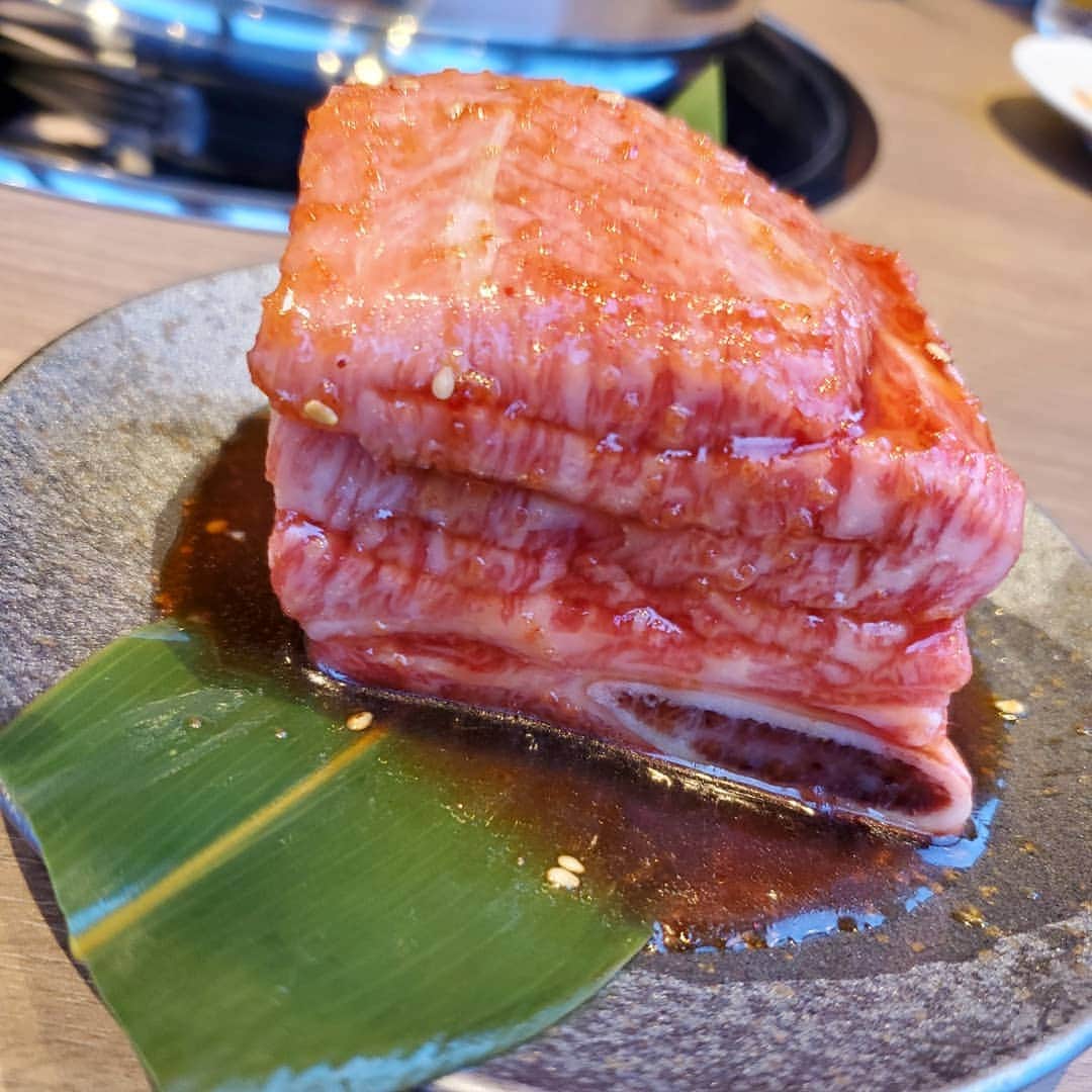 森口彩乃さんのインスタグラム写真 - (森口彩乃Instagram)「明日8月21日オープン⭐の焼肉USHIOをパンケーキ王子にお声掛けいただき、一足先に彩夏と堪能して来ました！ ・ あ～～～この日の為に1週間お昼控えて、食べる直前にガッツリ筋トレした甲斐がありました！幸せだった～～～美味しかった～！こんなに美味しくて良いお肉久しぶりに食べました。 ・ 店内もお洒落で女性同士で行っても浮かない雰囲気。美味しすぎたのでまたすぐ行きたい。共有↓ ・ 少し早いお誕生日お祝いもして貰ったのでその写真もまた載せます♪ ・ ・ 【焼肉うしお 五反田】 141-0031  東京都品川区西五反田1-2-8  FUNDES五反田8F  03-6420-0726 ・ ・ #焼肉 　#焼肉うしお　#五反田 　#肉 　#パンケーキ王子　#USHIO  #女子会」8月20日 20時26分 - ayano.moriguchi