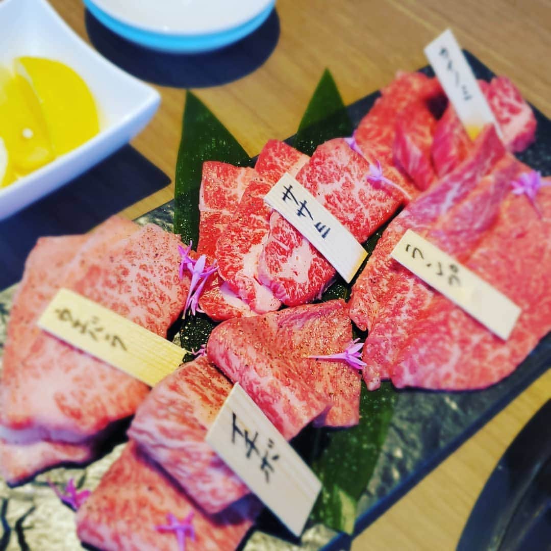 森口彩乃さんのインスタグラム写真 - (森口彩乃Instagram)「明日8月21日オープン⭐の焼肉USHIOをパンケーキ王子にお声掛けいただき、一足先に彩夏と堪能して来ました！ ・ あ～～～この日の為に1週間お昼控えて、食べる直前にガッツリ筋トレした甲斐がありました！幸せだった～～～美味しかった～！こんなに美味しくて良いお肉久しぶりに食べました。 ・ 店内もお洒落で女性同士で行っても浮かない雰囲気。美味しすぎたのでまたすぐ行きたい。共有↓ ・ 少し早いお誕生日お祝いもして貰ったのでその写真もまた載せます♪ ・ ・ 【焼肉うしお 五反田】 141-0031  東京都品川区西五反田1-2-8  FUNDES五反田8F  03-6420-0726 ・ ・ #焼肉 　#焼肉うしお　#五反田 　#肉 　#パンケーキ王子　#USHIO  #女子会」8月20日 20時26分 - ayano.moriguchi