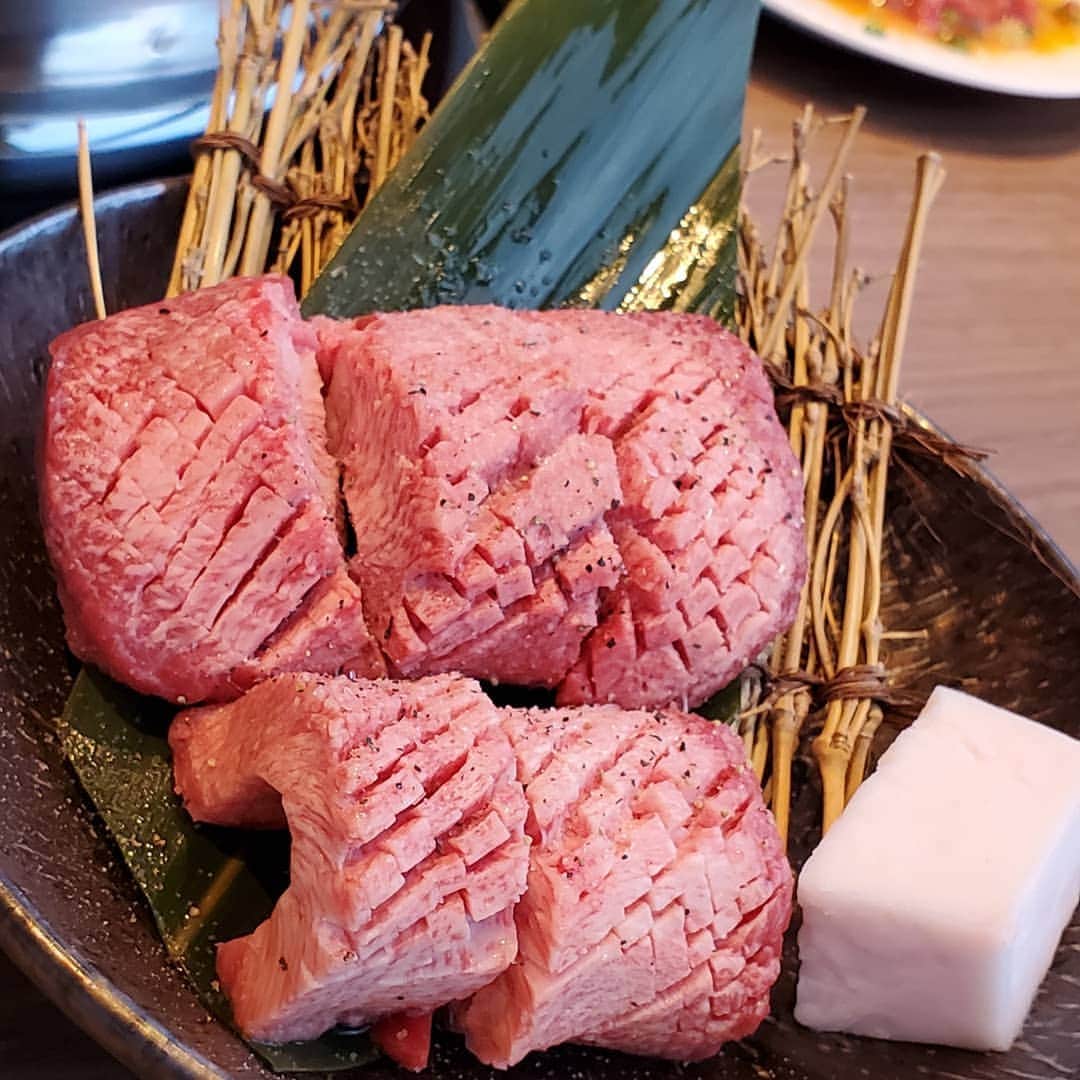森口彩乃さんのインスタグラム写真 - (森口彩乃Instagram)「明日8月21日オープン⭐の焼肉USHIOをパンケーキ王子にお声掛けいただき、一足先に彩夏と堪能して来ました！ ・ あ～～～この日の為に1週間お昼控えて、食べる直前にガッツリ筋トレした甲斐がありました！幸せだった～～～美味しかった～！こんなに美味しくて良いお肉久しぶりに食べました。 ・ 店内もお洒落で女性同士で行っても浮かない雰囲気。美味しすぎたのでまたすぐ行きたい。共有↓ ・ 少し早いお誕生日お祝いもして貰ったのでその写真もまた載せます♪ ・ ・ 【焼肉うしお 五反田】 141-0031  東京都品川区西五反田1-2-8  FUNDES五反田8F  03-6420-0726 ・ ・ #焼肉 　#焼肉うしお　#五反田 　#肉 　#パンケーキ王子　#USHIO  #女子会」8月20日 20時26分 - ayano.moriguchi