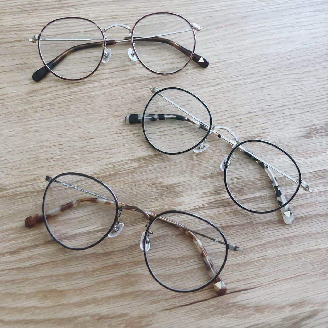 村田倫子さんのインスタグラム写真 - (村田倫子Instagram)「(コラボのお知らせ)﻿ ﻿ Zoffさんと今年もコラボメガネを制作しました。﻿ 春から何度も打ち合わせを重ねて、やっと形になったメガネ。今回は二型だしますよ。嬉﻿ ﻿ 今日はその中の一つを先にちら見せです👓﻿ 黒、ダークブラウン、べっ甲のメタルフレーム三色。少し大きめなボストン状のフレームは細身なので、フォーマルにもカジュアルにも溶け込みます。﻿ (丸顔の私に似合うメタルフレームがなかったのでつくりました)﻿ ユニセックスなので、男性にも手にとってほしいな… ﻿ 発売は10月、先行予約は９月20日を予定してます。﻿ あと一型ももう少ししたら、お披露目するね(こちらも愛しいの〜)﻿ 楽しみにまっててもらえたら嬉しいです☺︎♡﻿ ﻿ #zoff #ゾフガルコレ」8月20日 20時26分 - rinco1023