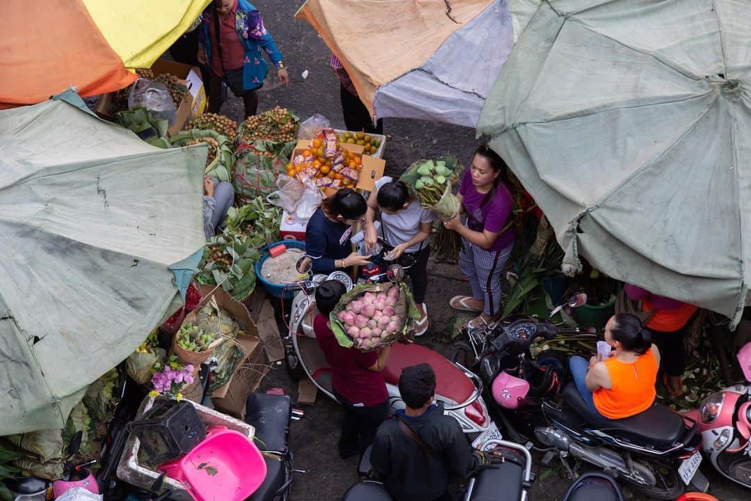 Shunsuke Miyatakeのインスタグラム：「Troublesome interaction / There are many markets and street vendors in Phnom Penh. Anything from ingredients to tire rubber. Any bouquets, meat buns, and electrical cords. And there is a unique interaction in the market. Stranger Uncle and aunt calling me so often, Young man who leads cars to parking space, Housewife and Madam negotiating discounts, Children who order me to take pictures, Security guards who order me not to take pictures. They don’t care the situation or the reaction of the opponent and hitting straight against opponent is their style. There is a human interaction which no longer exists in the city everything is well organized and all the waste is eliminated. There must be a correlation Millennials prefer to spend their spare time, handmade space, Crafts and person-to-person interaction, while they grew up with the internet since they were born make full use of digital. I feel the number of People who want to find real wealth in such things and experiences, and the number of movement which pursuits the meaning of rich life is increasing.  Isn't it because people and society are getting tired of being chased by productivity and efficiency all the time?  面倒な関わり /  プノンペンには多くのマーケットがあり ストリートベンダーがあり 食材からタイヤのゴムまでとにかくなんでもそろってる  花束も肉まんも電気コードもなんでも  そしてマーケットには 独特のインタラクションが在る  いちいち声を掛けてくる おっさんやおばさん 駐車スペースに誘導する若者 値引き交渉をする主婦とおかみさん 写真を撮れというこどもや 写真を撮るなという警備員  相手の状況とか 相手の反応はお構いなし  とにかく自分の要望を 相手にストレートにぶつけるスタイル /  全てが整理され無駄が排除された 都市にはもはやない 人間臭いやりとりがそこには在る  生まれた時からネットとともに育ってきた ミレニアル世代がデジタルを駆使しながらも クラフトや人と人とのインタラクション 手作りの空間や手間暇を掛けることを好むのは 相関があるに違いない  そういうものやことに 本当の豊かさを見出そうとする人や ムーブメントが増えているのは 生産性や効率性に常に追いかけられて 疲れ切った人や社会が増えているからなのかもね」