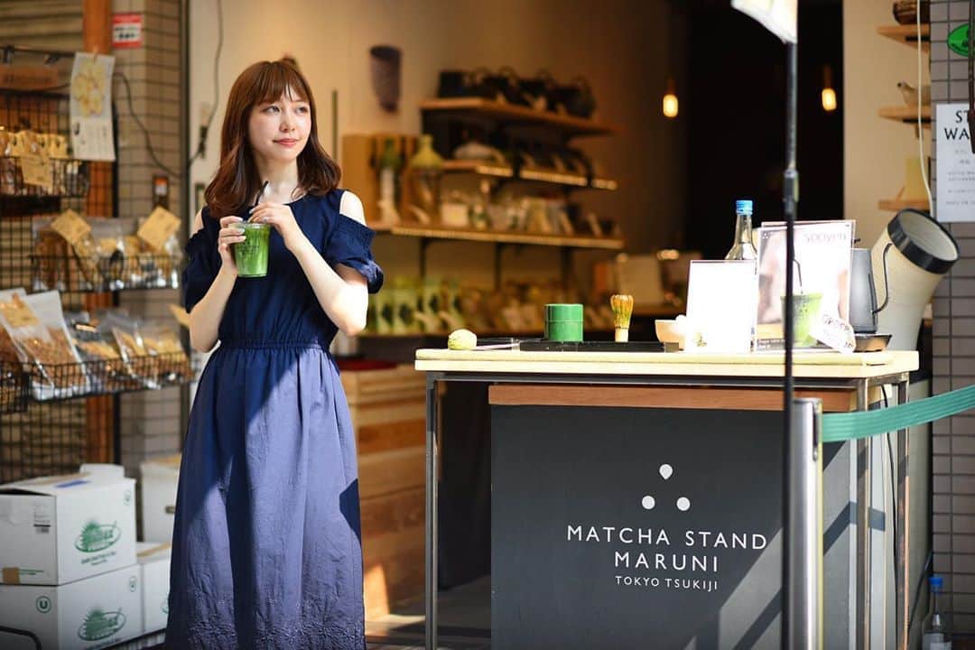 木村ミサさんのインスタグラム写真 - (木村ミサInstagram)「🍵﻿ ﻿ Hanako.tokyoにて執筆している﻿ お茶の連載、最新記事が公開されました🍵﻿ ﻿ 今回は、築地にある老舗海苔屋さんが﻿ オープンした抹茶スタンド﻿ "MATCHA STAND MARUNI"さんへ。﻿ ﻿ 目の前で抹茶を点ててくれるので﻿ 目でみてたのしく、﻿ まだまだ暑い夏にぴったりで﻿ ひんやり癒しを届けてくれる﻿。 ぜひ堪能してみてください🍵 ﻿  詳しくはストーリーズから﻿ 飛んでみてね。﻿ ﻿ ﻿ ﻿ #greentea #matcha #japanesetea  #japan #tsukiji #抹茶 #抹茶ラテ #日本茶 #築地 #築地カフェ #日本茶﻿」8月20日 20時28分 - misaxmas