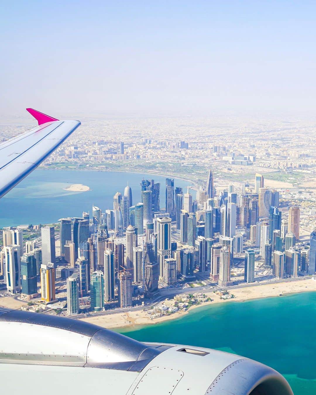 田島知華さんのインスタグラム写真 - (田島知華Instagram)「【Turkey🇹🇷Izmir】A memorable first flight from Doha to Izmir. カタール・ドーハ 〜 トルコ・イズミール 記念すべき就航初フライトに搭乗！ カタール航空の機内食メニューにもIzmirの文字✨ 記念になる素敵なプレゼントもいただきました！ ドーハのビル群を眺めながら エーゲ海に面するトルコのリゾート地へ。  カタール航空でいただいたポストカードと同じ、 眼下に広がるオレンジ色の屋根と綺麗な海。 イズミールには100年以上使われてきた 古いエレベーター「Asansor」があり、 昇るとエーゲ海と街が一望できるスポットになっています。 近くにはお洒落なカフェも。  少し離れたシーリンジェ村にも行きました。 古い町並みが残っていてのどかな雰囲気🌸 トルコっぽい可愛い小物もたくさん！  イスタンブールやカッパドキアが有名ですが、 イズミールは遺跡もビーチリゾートも楽しめる 隠れた凄い都市。 ここは絶対にこれからもっともっと人気になる！ 実際行ってみてかなり気に入ったので、 近いうちに再訪＆トルコ西部をもっと回りたいな☺️ Copyright ©︎ TAJIHARU  PENTAX K-1 MarkⅡ  HD PENTAX-D FA 15-30mmF2.8ED SDM WR HD PENTAX-D FA 28-105mmF3.5-5.6ED DC WR _ #たじはるトリップ #TAJIHARU_turkey #トルコ #イズミル #イズミール #カタール航空 #旅ガール #女子旅 #カメラ女子 #トラベルフォトライター #田島知華 #たじはる #europe #asia #turkey #izmir #topturkeyphoto #visitturkey #qatar #IzmirTogether #QatarAirways #LikeNeverBefore #airplane #businessclass #wonderful_places #beautifuldestinations #beautifulplace #earthpix #discoverglobe #discoverearth」8月20日 20時29分 - haruka_tajima