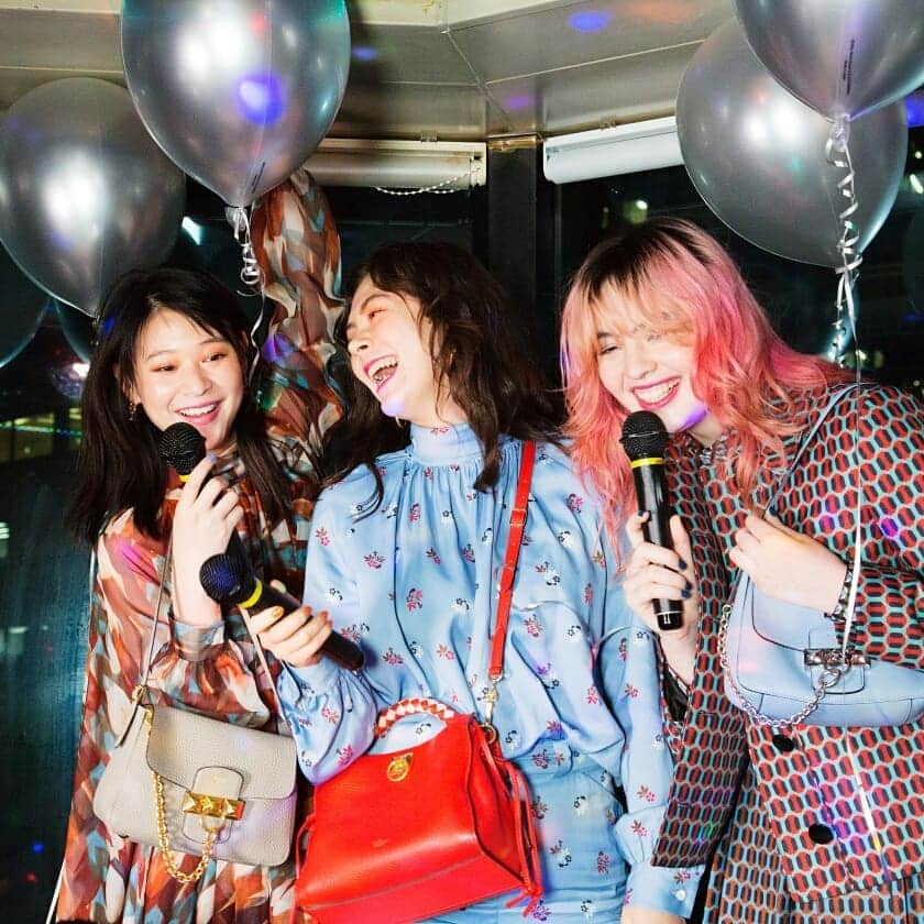 VOGUE GIRL JAPANさんのインスタグラム写真 - (VOGUE GIRL JAPANInstagram)「東京のファッションシーンをリードするモデルのミユ、ケイゴ、渓陽、久瑠美、ケイトが集まったのは、いつものカラオケボックス。リラックスできる仲間たちと、今しかない夏のひと時を歌にのせて🎤🎶ファッションストーリーはプロフィールのリンクから。 ​Photo @ggsanoo Hair&Make-up @annashimazaki.com77 Stylist @reenyann Model @_miugram_ @kurumixo_ @keito_1214 @keigo__okazaki @lllkk08 ​#カラオケ #ナイトアウト #カラオケナイト #voguegirl」8月20日 20時30分 - voguegirljapan