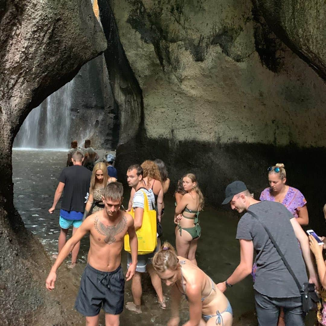 西野沙瑛さんのインスタグラム写真 - (西野沙瑛Instagram)「- - 📍Tukad cepung waterfall🏔 11時くらいが一番光が綺麗に見えるみたいなんだけど、 あいにく光が差してる様子は見られず😳 それでも静かで神秘的な場所でパワーをもらえました🌱 滝までは足場が濡れる場所が多いので、 スニーカーではなくサンダルと水着の着用がおすすめです！ - #バリ #バリ島 #バリ土産 #リゾート #海外旅行 #旅ジョ #balitrip #bali #bali🌴 #baliindonesia #indonesia #ubud #balihotel #baligasm #balivibes #balitravel #baligolf #バリゴルフ #リゾートゴルフ #旅 #海外好き #旅行好き女子 #sae_golf_bali #tukadwaterfall #tukadcapungwaterfall」8月20日 20時30分 - sae_golf