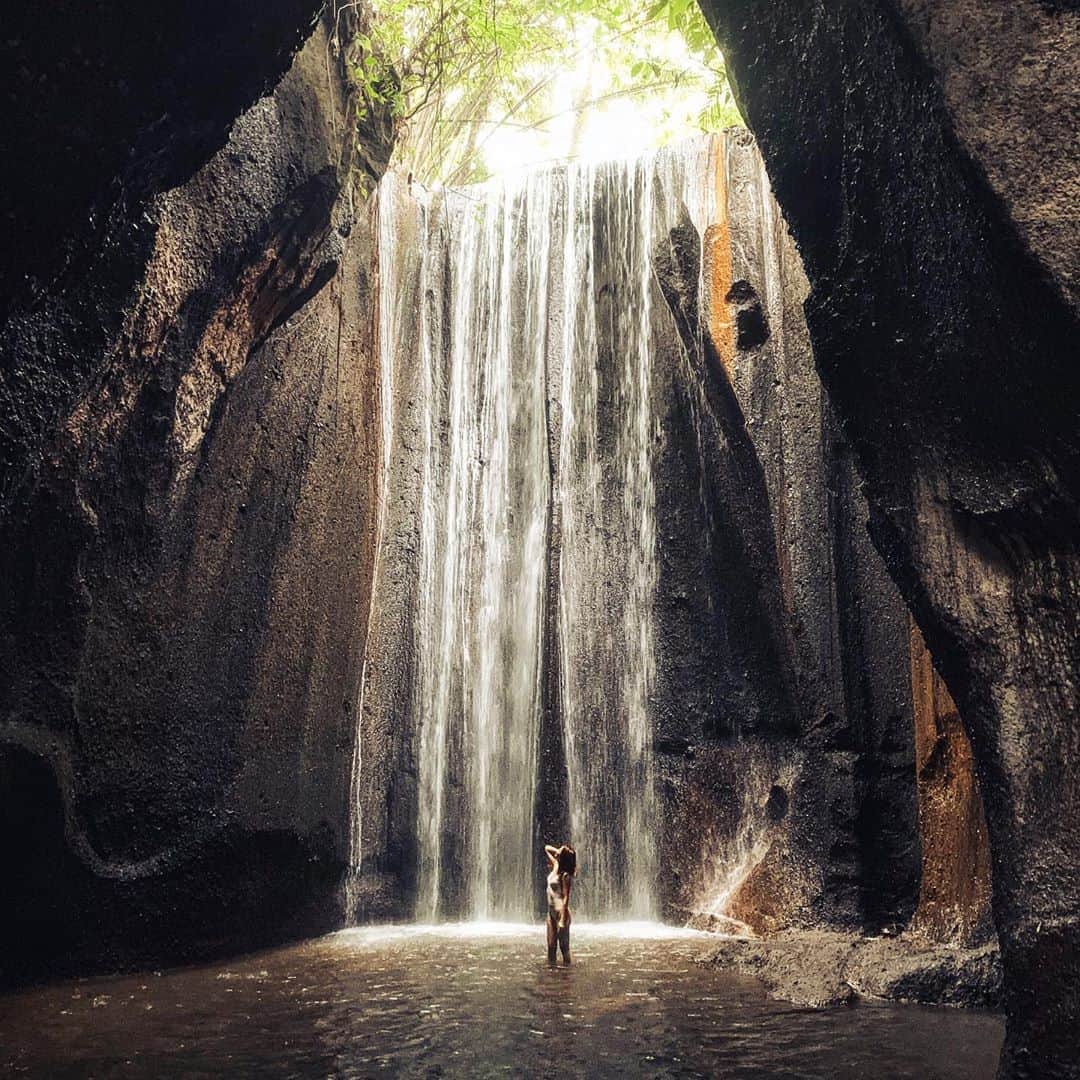 のインスタグラム：「- - 📍Tukad cepung waterfall🏔 11時くらいが一番光が綺麗に見えるみたいなんだけど、 あいにく光が差してる様子は見られず😳 それでも静かで神秘的な場所でパワーをもらえました🌱 滝までは足場が濡れる場所が多いので、 スニーカーではなくサンダルと水着の着用がおすすめです！ - #バリ #バリ島 #バリ土産 #リゾート #海外旅行 #旅ジョ #balitrip #bali #bali🌴 #baliindonesia #indonesia #ubud #balihotel #baligasm #balivibes #balitravel #baligolf #バリゴルフ #リゾートゴルフ #旅 #海外好き #旅行好き女子 #sae_golf_bali #tukadwaterfall #tukadcapungwaterfall」