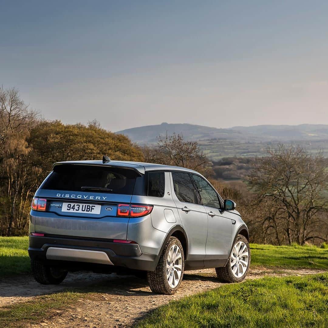 Land Roverさんのインスタグラム写真 - (Land RoverInstagram)「Encourage the whole family to take up track and field with the new #LandRover #DiscoverySport. Design yours now by searching “new Discovery Sport configurator”. #4x4 #Adventure #Carsofinstagram #Instacar #Design #SUV #CarLifestyle #LandRover #Cars #Car #AutomotiveDesign」8月20日 20時30分 - landrover