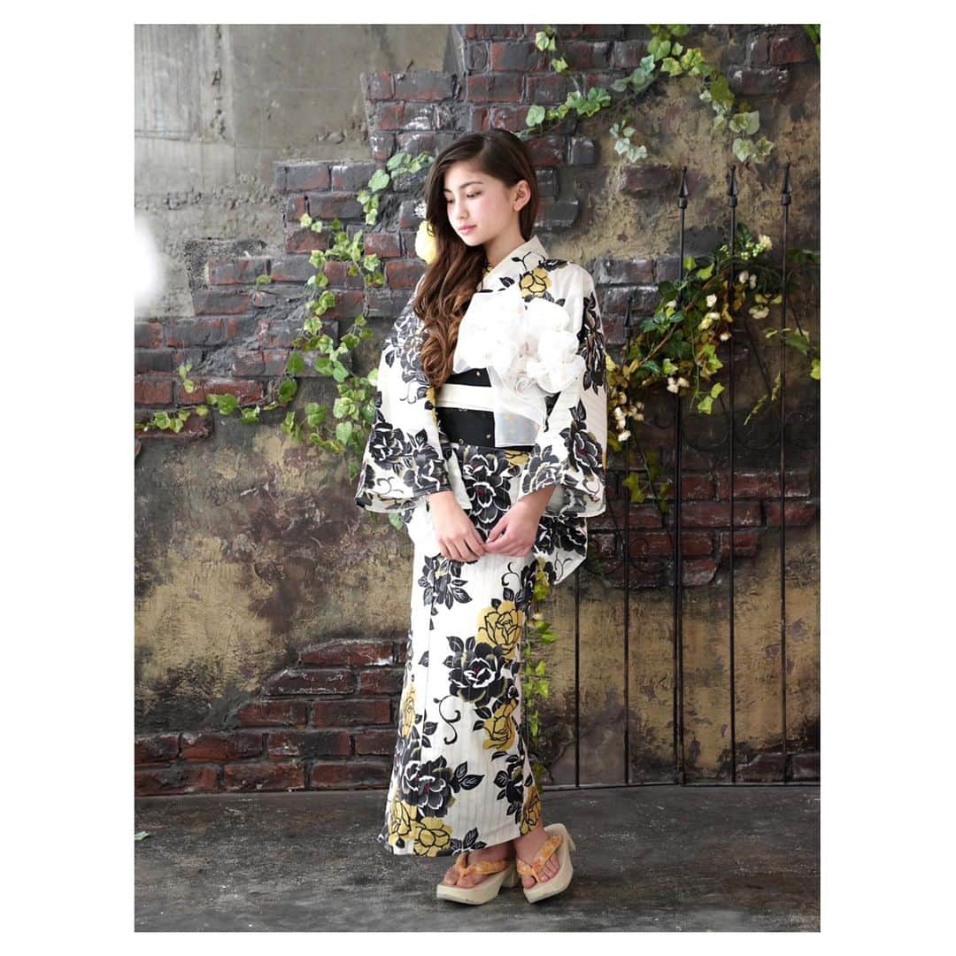 りりあさんのインスタグラム写真 - (りりあInstagram)「落ち着いた浴衣の柄だったので表情もしっとりと落ち着いた感じに。 この撮影した時はまだ小6。 ヘアスタイルもおとなっぽい感じにしてもらったので大人女子に(^^) ... #京都瑠璃雛菊 #ジュニア浴衣  #kyotorurihinagiku #夏コーデ #kimonogirl #ハーフ #ハーフモデル #ステキな #フォトスタジオ #studiorembrant  #スタジオレンブラント #photogenic #インスタ映え」8月20日 20時32分 - lilliakarina
