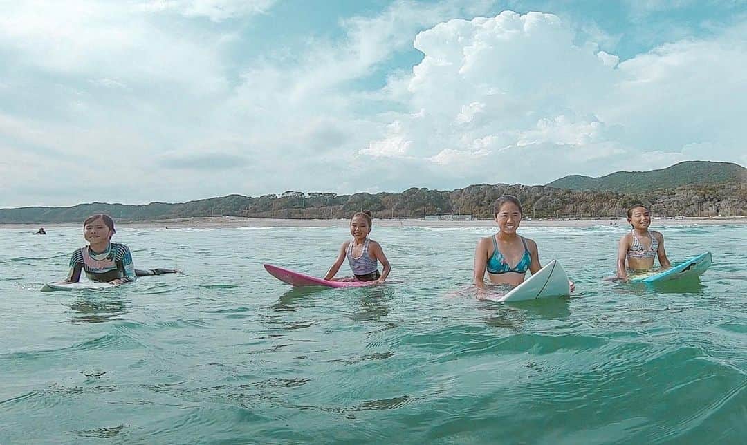 金子藍さんのインスタグラム写真 - (金子藍Instagram)「【Kids Surf Camp】 親もとを離れガールズだけでサーフィンに明け暮れよう🏄‍♀️ . 5日間での成長が楽しみ❤️ . 午前中はビデオ撮りしてみんなのサーフィンをチェック📹 . 可愛い子供達を私に託してくれた親御さんに感謝です❤️ . #海 #アクティブ #サーフィン #サーフキャンプ #キッズサーフキャンプ #haneypresets  #roxy #roxyjapan #roxysurfclub #surf #サーファーガール #サーファー女子 #gopro #goprojp」8月20日 20時36分 - aikaneko_surf