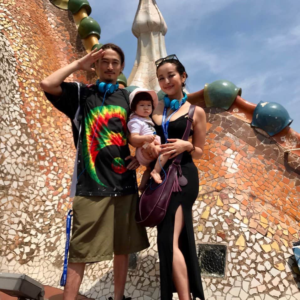 のインスタグラム：「一年前のBarcelona旅行🇪🇸🌞 . Casa Batllóにて🏰 . Gaudiの建築巡り記録用post✈️🌈📝 ・・・ ・・・ #CasaBatlló #love #happy #family #mamalife #parentslife #babygirl #2018  #familytrip #Spain #Barcelona #AntoniGaudi #バルセロナ #ガウディ建築巡り」