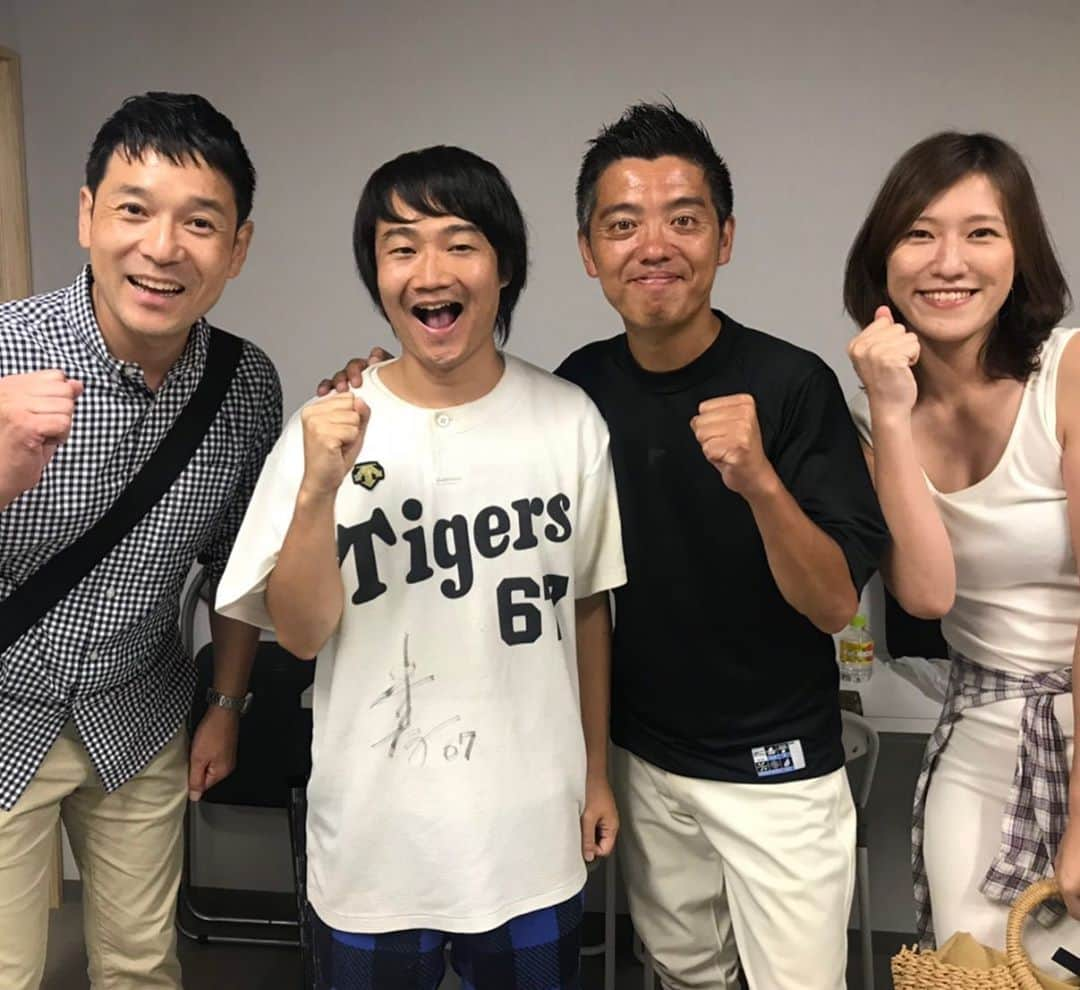 弘松優衣のインスタグラム：「【かみじょうたけしの激闘甲子園】 ・ ・ ご招待いただき、 小浜さんや、4時キャッチメンバーと行ってきました！！！ かみじょうさんのノンストップ弾丸高校野球トークで、 爆笑・爆笑・爆笑、時々涙、やっぱり爆笑、の ひたすら笑いまくった２時間でした。🤣🤣🤣 ・ 大阪桐蔭でチアリーダーしてたわりに、 正直、高校野球は知らないことの方が多いし、 かみじょうさんのライブ、話ついていけるかなあ。。。🤭なんて不安、開始1秒で吹っ飛びました。 ・ ・ 知らない話なのに、惹きつけられて、なおかつ爆笑してしまう、これって ほんとにほんとに、ほんとにほんとにすごいこと。😆😆 帰りの電車で、 『すごかったなあ。』と何回言ったか。 プロの芸人さんに対して面白い、なんて失礼なんですけど、ほんまにほんまに面白くて、最高の２時間でした！！ ・ ・ そんな大先輩のトークの中でもしっかり笑い取ってた、にしね・ザ・タイガーさんの話も面白かった！！😂😂 #大船渡 #佐々木朗希 選手のお名前の由来教えてくれました✨✨ ・ かみじょうさん、明日は4時！キャッチスタジオです😆🍉 ・ 頑張ってくれた明石商業のお話をたっぷり聞けそうです✨✨ ・ #激闘甲子園 #かみじょうたけし さん #にしねザタイガー さん #4時キャッチ #高校野球 #甲子園」