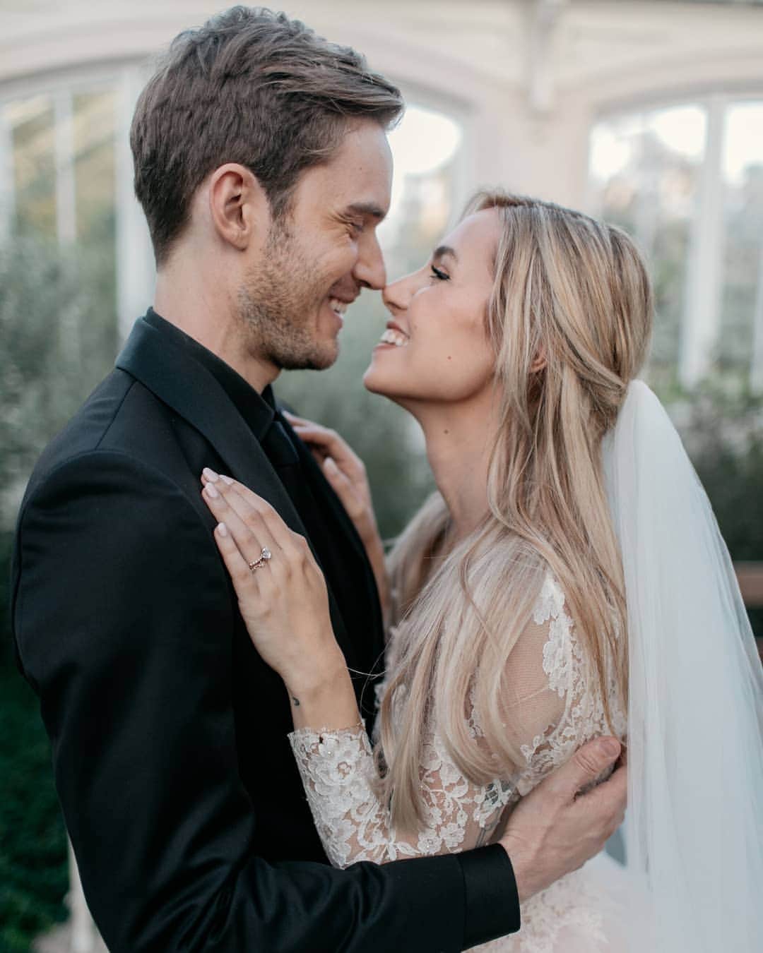 ピューディパイのインスタグラム：「We are married!!! I'm the happiest I can be ♥️ I'm so lucky to share my life with this amazing woman.」
