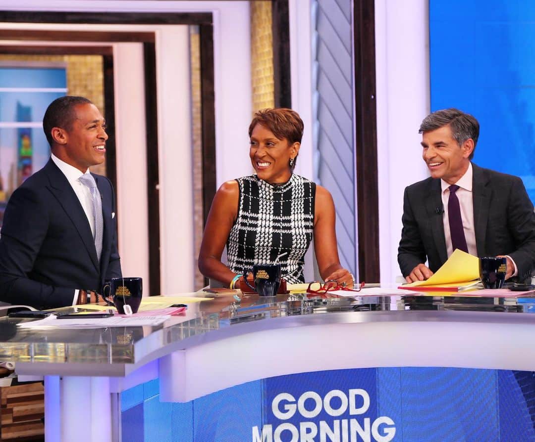 Good Morning Americaさんのインスタグラム写真 - (Good Morning AmericaInstagram)「Welcome back to the anchor desk, @officialtjholmes! It’s his first time filling in with @robinrobertsgma and @gstephanopoulos (and yesterday was his birthday)! ✨」8月20日 20時41分 - goodmorningamerica