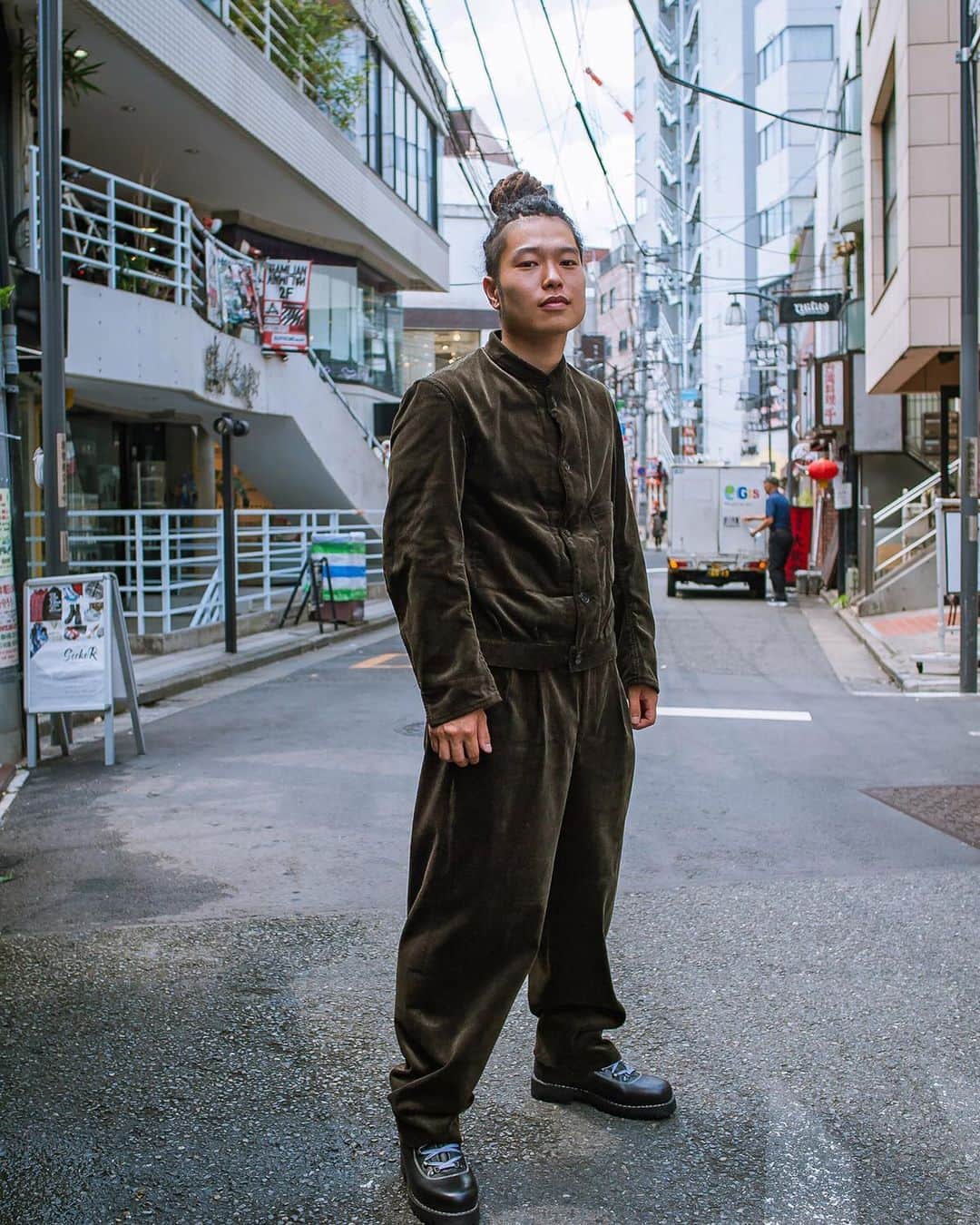 のインスタグラム：「… HARAJUKU BEAMS STAFF SNAP PHOTOGRAPHY: TSUBASA YANASE  今季のトレンドを体現している「ビームス 原宿」のスタッフスナップ企画。 着こなし、サイズバランス、スタッフそれぞれの拘りを発信します。 https://www.beams.co.jp/special/harajuku/news/2019/08/934/ ・ @photobybenz  @____ryo_ma_mori  #HARAJUKU＿BEAMS #beams #ビームス #原宿 #staffsnap #snap #スナップ」