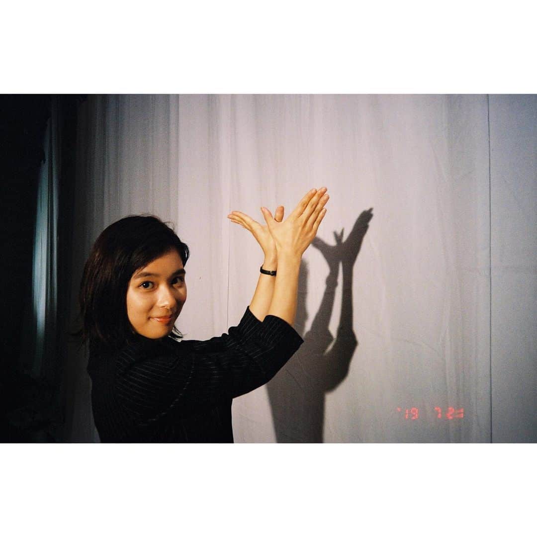 芳根京子さんのインスタグラム写真 - (芳根京子Instagram)「影絵やってみたけど なんじゃこりゃ。  #film  #TWOWEEKS  #まもなく #21時から #よろしくお願いします☺︎」8月20日 20時50分 - yoshinekyoko