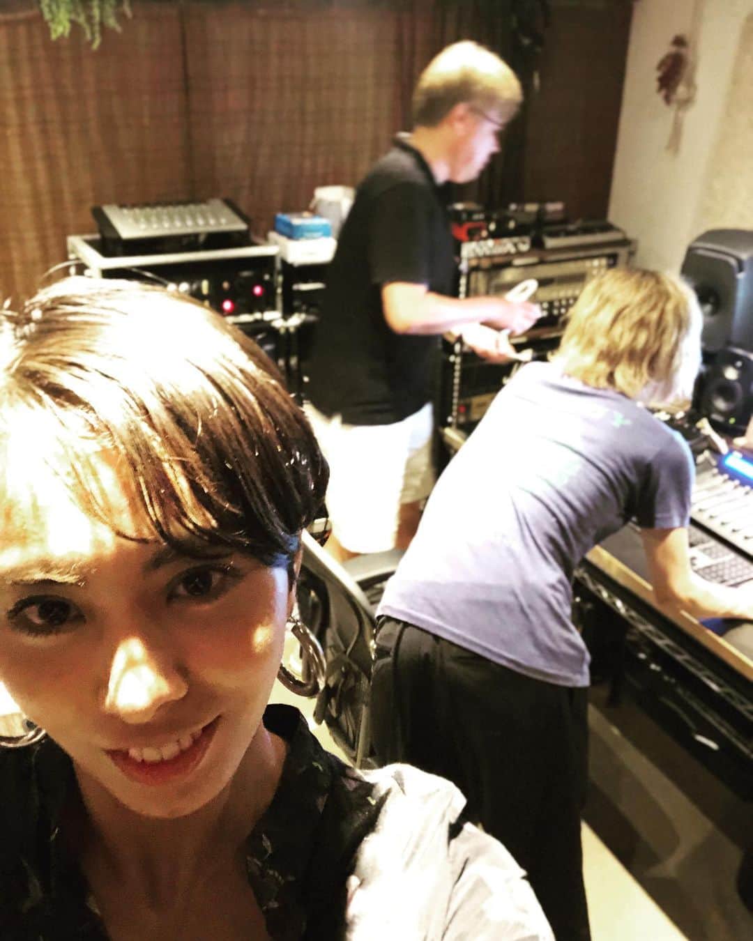 LOVEのインスタグラム：「エンジニアにんにんさん 井上慎二郎P わたし  MIX前の、リアンプやらなんやら。アナログシンセに音を通しなおすやらなんやら。  わらわらわら。  REC day is simply fun with great dudes!」