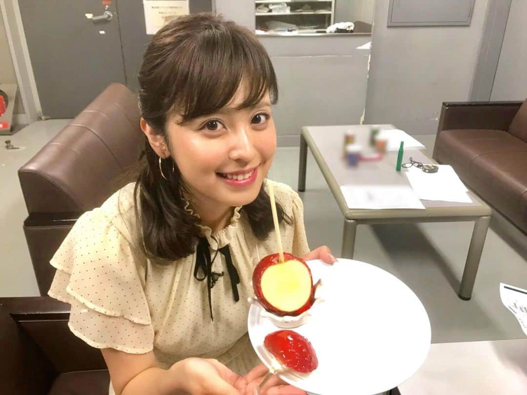 久慈暁子さんのインスタグラム写真 - (久慈暁子Instagram)「* 約10年ぶりに りんご飴を食べました🍎 子供の頃お祭りで食べたりんご飴は 小さいりんごのイメージでしたが このりんご飴は大きなりんご！ パリパリシャキシャキ 甘酸っぱくて 懐かしい味がしました❤︎ * #りんご飴 #青森のりんご」8月20日 20時42分 - kuji_akiko