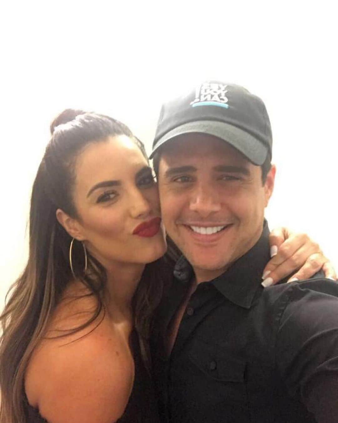 Gaby Espinoさんのインスタグラム写真 - (Gaby EspinoInstagram)「Felizzzzzz cumpleañossssssssssssssssssssssss !!! @alejandrochaban Te deseo lo MAS HERMOSO QUE SE PUEDA VIVIR!!! Q aprendas más y más....! Q cada experiencia te haga mas fuerte y sabio... Que cada persona con quien compartas te traiga puras cosas positivas...! Que te enamores y te sientas felizzz por muchoooo muchooo tiempo!!!! Que vivamos momentos bellos q nos hagan apreciar los detalles q nunca vemos!  Que este cumple te traiga al aquí y ahora, y te mantenga presente ,para q VIVAS más q nunca! Te deseo lo q una hermana puede desear a su propia sangre. Te amo con toda mi alma!  Graciasssss por ser mi hermano」8月20日 20時43分 - gabyespino