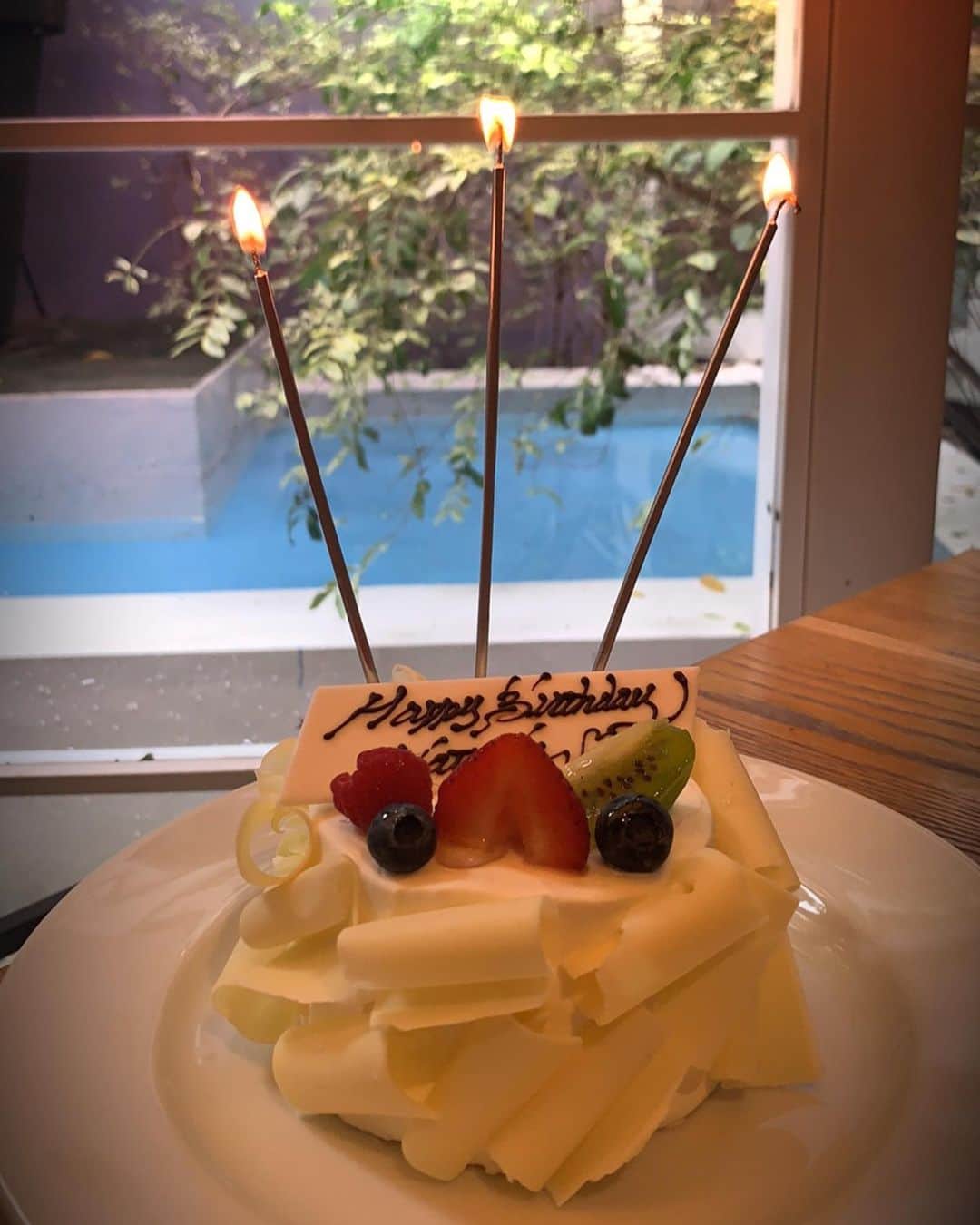 吉田夏海さんのインスタグラム写真 - (吉田夏海Instagram)「ひかるちゃんとランチ😋🍽 . してたら、なんとサプライズでケーキが出てきたーーー🎂💕 . 誕生日すぎてたしまさかすぎて感動🥺❤️ . ほんとにひかるちゃんありがとう🙏✨ . #surprise #lunch #friends  #mybirthday」8月20日 20時46分 - natsumiiiiiiiiiii