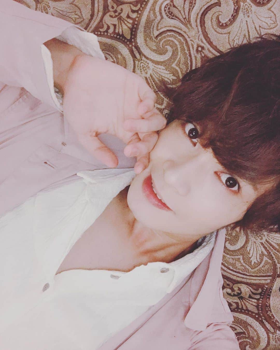 のインスタグラム：「昨日の夜は友達が集まってくれてカラオケに行き、今日もこの後昨日来れなかったみんな含め友達と会う約束が😆💕 地元の友達はいいね！！！ 舞台『5分後を変えろ！！〜砂時計がもたらす奇跡〜』10/2〜10/6 Twitterでもお知らせしましたが、こちらのチケット先行販売がスタートしました！ 10月はおそらくこの日しか会う機会がないと思います🤔予約お願いします〜27日までです！ http://confetti-web.com/sutthinee/ ↑こちらから🙇‍♂️ #舞台 #5分後を変えろ #役者 #俳優 #若菜太喜 #フォローしてね #followme #thankyou」