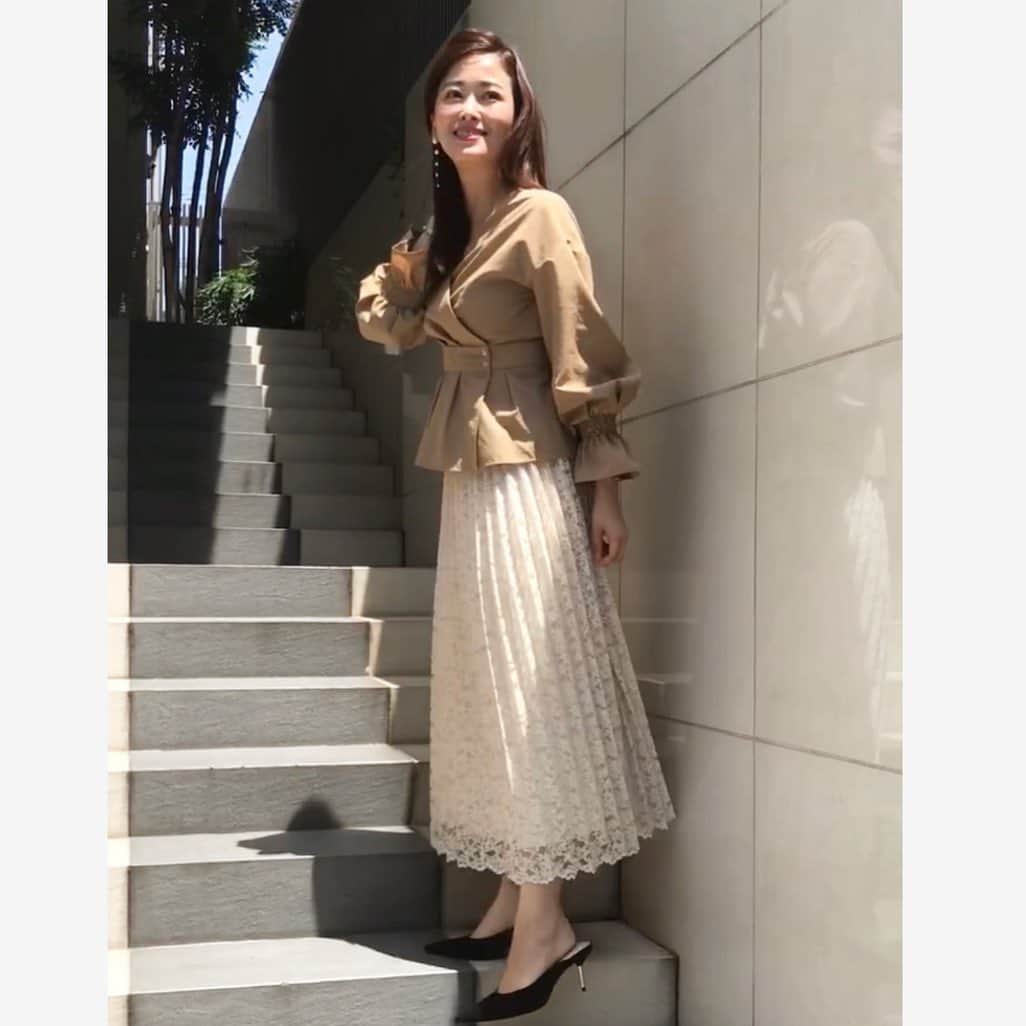 のインスタグラム：「. アパレルの打ち合わせへ。 . 展示会やPop-upもあるので 秋はもりだくさん✨ . このレースのプリーツスカート、 おうち洗いも可能というすごいアイテム😋 . . Tops&Skirt… @hasolas_official  Pumps… @zara  Earrings… @poem_accessory」