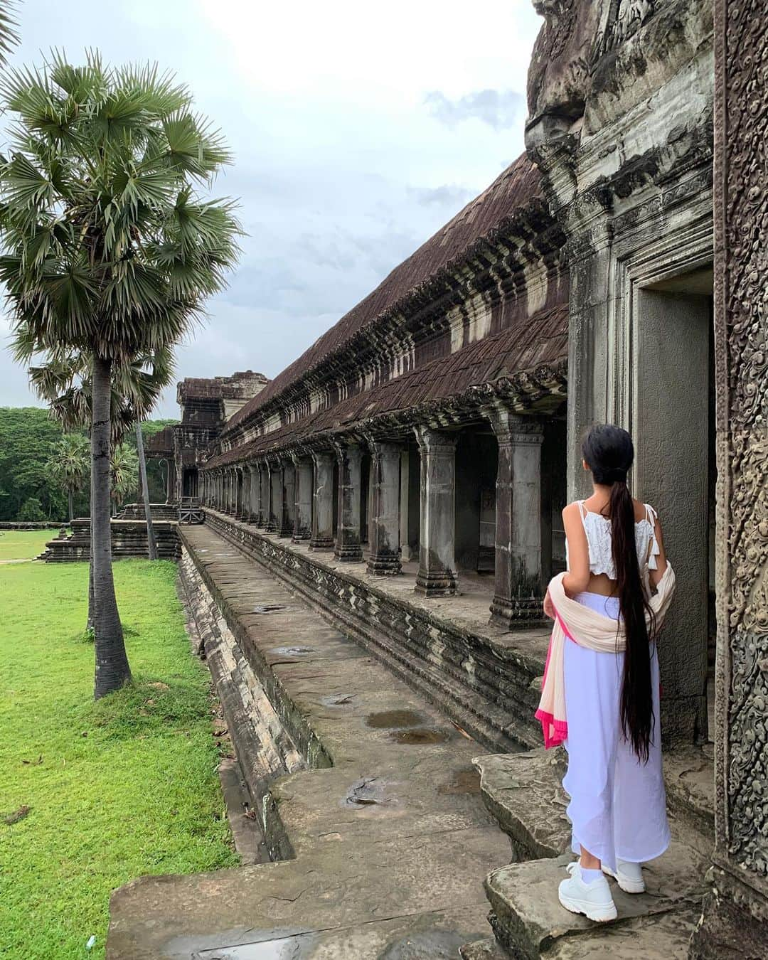 Laraさんのインスタグラム写真 - (LaraInstagram)「. . Woke up early to see the Angkor way sunrise! The air was so crisp and green it felt very peaceful. . .  早起きして朝の アンコールワットへ🌅 曇りで日の出は見れなかったけど 朝の空気が気持ちよかった🙏✨. . . #larasummerholiday  #シェムリアップ #アンコールワット」8月20日 20時47分 - fa_la_lara