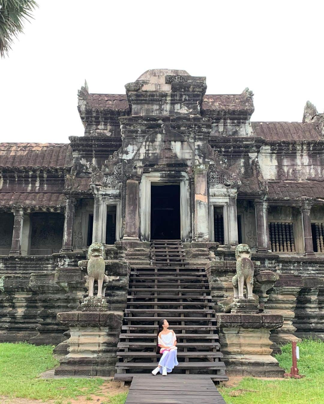 Laraさんのインスタグラム写真 - (LaraInstagram)「. . Woke up early to see the Angkor way sunrise! The air was so crisp and green it felt very peaceful. . .  早起きして朝の アンコールワットへ🌅 曇りで日の出は見れなかったけど 朝の空気が気持ちよかった🙏✨. . . #larasummerholiday  #シェムリアップ #アンコールワット」8月20日 20時47分 - fa_la_lara