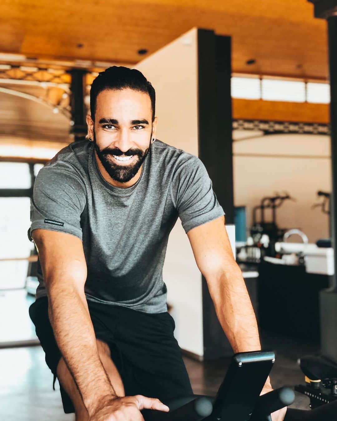 アディル・ラミのインスタグラム：「Keep smiling & keep working ... love you guys ❤️ @bfs_training_official  in @polosttropez 💪🏽🏋️‍♀️⚽️ 📸by @gautier.vdo 🧐」
