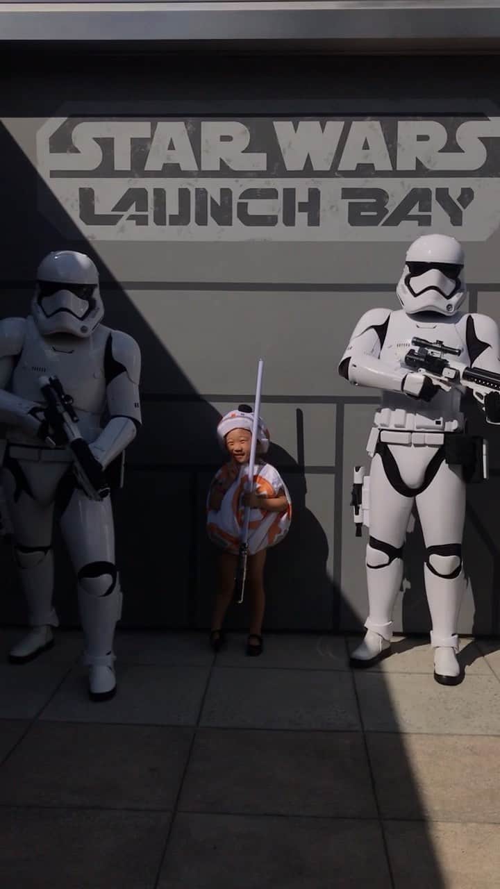 tiahy__のインスタグラム：「BB-8の姿でウロウロしていたら、いきなりStormtrooperが！  #bb8_taia を連れて連れて行ってくれた先は…♡ #bb8_taia#Stormtrooper#wdw#hollywoodstudios#waltdisneyworld#starwars#taiacostume#disney#disneybaby#disneykids#disneyfamily#bb8#starwarslaunchbay」
