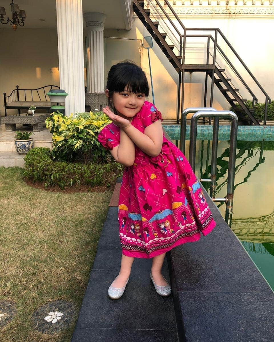 Keluarga A5さんのインスタグラム写真 - (Keluarga A5Instagram)「Halo aunty , Arsy paling suka pakai dress fashion dari @grosirbajuanakfashion.  Modelnya kekinian , bahannya katun , printingnya bagus dan polanya nyaman dipakai . Dress anak ini langsung dari pabriknya di Semarang lo , mereknya Two Mix .  Nah buat yg pingin samaan dpt dress anak spt punya arsy bisa langsung ke IG kami di @grosirbajuanakfashion. Follow langsung and klik wa kami di profile kita yah utk pertanyaan.  Tersedia harga grosir dan harga eceran, kualitas terbaik , dan pengiriman super cepat.  Kunjungi langsung marketplace nya: Shopee.co.id/suryaindahgarmindo Tokopedia.com/twomix Bukalapak.com/twomix Lazada.co.id/shop/smiley-shop  #bajuanak #dressanak #grosirbajuanak #pakaiananak #gaunanak #grosirpakaiananak #dressfashionanak #bajuanakcewek #bajuanakperempuan #bajuanakwanita #shopee #tokopedia #bukalapak #lazada #tanahabang #pgmta #pusatgrosirbajuanak」8月20日 20時52分 - queenarsy