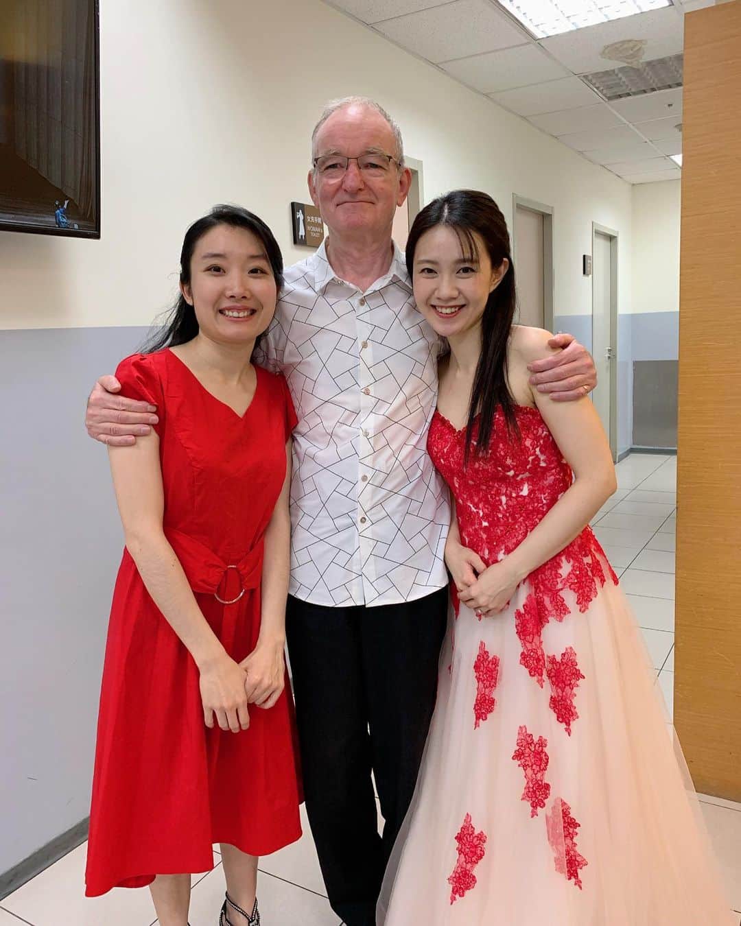 中園理沙のインスタグラム：「Hi from our back stage! We've done with the judges' concert!!! 🤗 ・ 審査員によるコンサート、終わりました！共に審査をしたドイツ、台北の審査員の先生方と😊 ・ 评委们的音乐会结束了！🤗💪 ・・・ #lisanakazono #pianist #piano #musician #internationalpianocompetition #taiwan #taipei #pianista #钢琴 #音乐 #台灣 #台北 #国际钢琴比赛 #钢琴家 #中園理沙 #ピアニスト #音楽家」