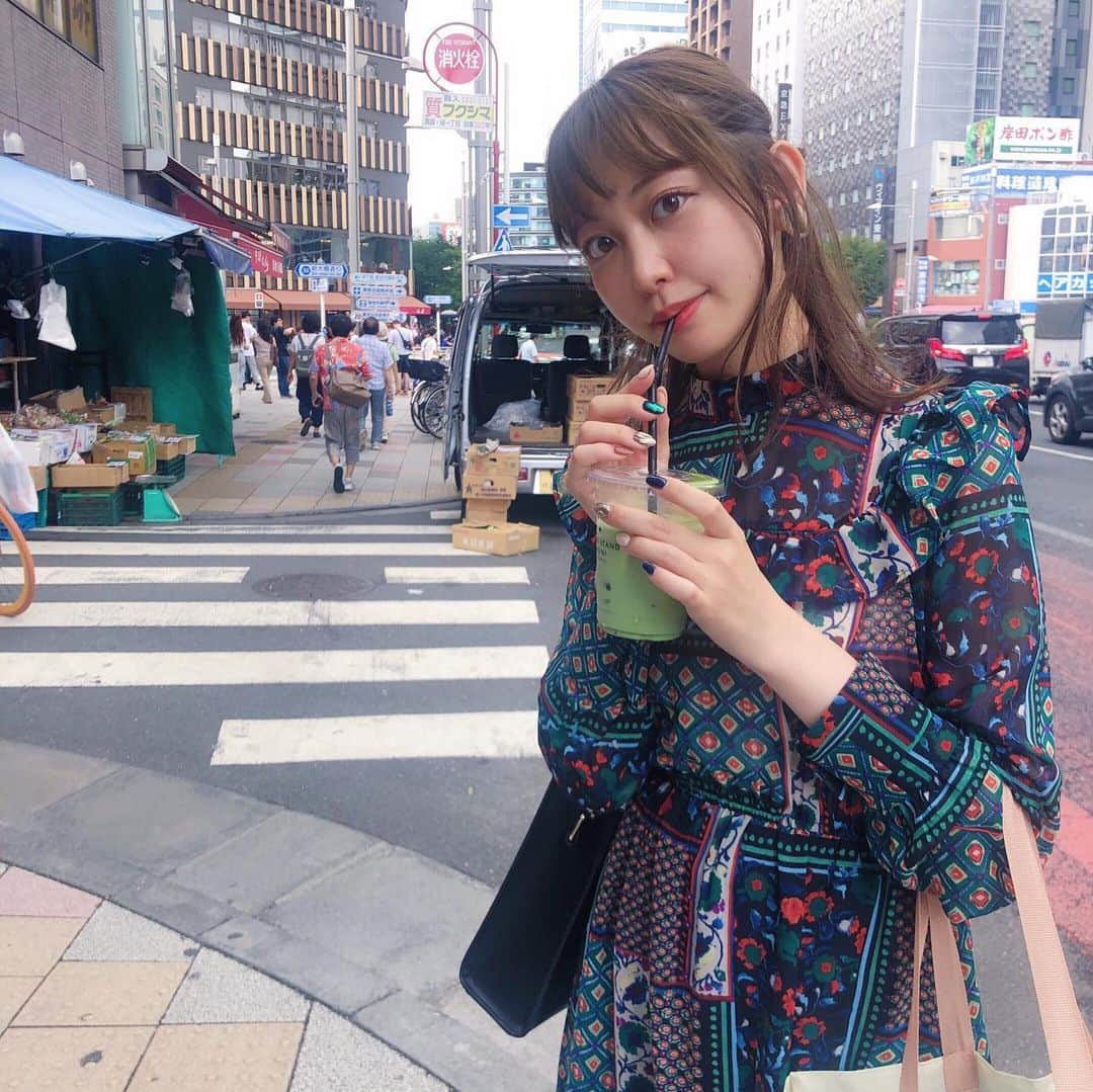 木村ミサのインスタグラム：「今日は早朝からここら辺で撮影だったので﻿ @matchastand02 の抹茶ラテで﻿ HPを回復してきた🐰🍵﻿ ﻿ スワイプしたら﻿ 抹茶ラテ飲みながら 迫り来るひとが﻿いるよ ﻿ ﻿ ﻿ #matcha #日本茶 #築地カフェ #築地 #抹茶ラテ #抹茶 #japan ＃tokyo #japanesetea #greentea #tea #matchalatte」