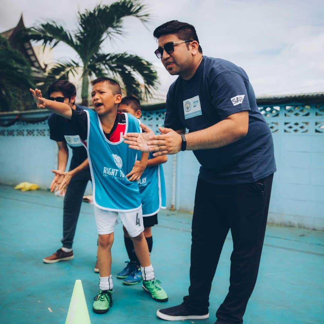 マンチェスター・シティFCさんのインスタグラム写真 - (マンチェスター・シティFCInstagram)「Remember our #SAPManCityHeroes winner from India? Tanmay had the once-in-a-lifetime opportunity to travel to Bangkok to volunteer with Cityzens Giving and on to Hong Kong where he met some of our boys. 💙🏙⚽️ #mancity #sapsports #cityzensgiving」8月20日 20時53分 - mancity