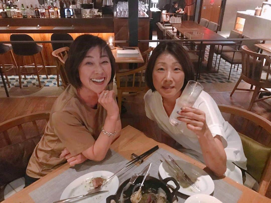 小西美穂のインスタグラム：「お友達の千鶴さんと祝杯🍺。﻿ な、な、なんと、彼女はつい先日﻿ ﻿ 【富士山を、29時間半で、4往復】﻿ ﻿ という偉業を達成したのです！！﻿ ﻿ 帰ってきて翌日、ケロッとして﻿ 私とビール飲んでる。﻿ ﻿ もいちどいいますが、﻿ 富士山に登るのに、地べたで仮眠15分、山小屋も泊まらず、﻿ 一気に山頂まで4度、登り降りするんです😱﻿ ﻿ 「いやぁー、さすがに極限状態で﻿  幻覚とか幻聴がでるんよー」﻿ ﻿ って、翌日仕事帰りにビール飲みながら話してる。﻿ ﻿ スゴすぎませんか😱😱😱？？﻿ ・ ・ @chizuchizu28 #トレイルランニング #トレイルラン #富士山一筆書き #仕事も超デキる」