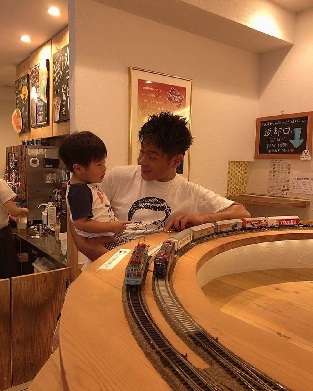 永井佑一郎さんのインスタグラム写真 - (永井佑一郎Instagram)「音吉が本当に電車が大好きで  とくさんのインスタ見てたら  新宿に #KASHIWAGI CAFE  と言う、プラレールが走ってるカフェ  があるのを知って行ってきましたよ🚃  運転もさせてくれるので  音吉もテンションMAX www🤣  お店もキレイだし、御飯もおいしい！  ありがとう御座いました！  #柏木カフェ」8月20日 20時54分 - yuichirou_nagai