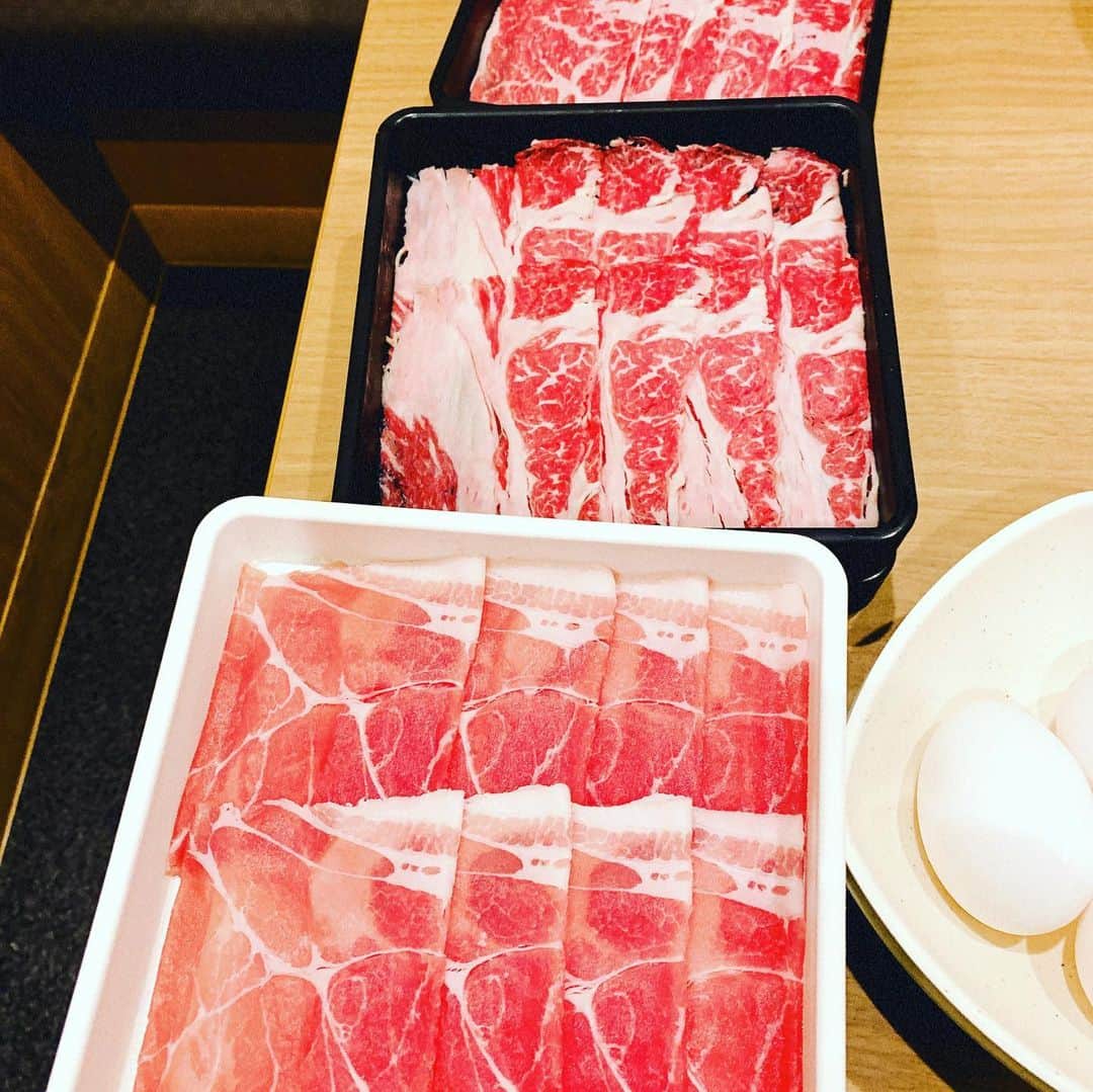 HIROさんのインスタグラム写真 - (HIROInstagram)「東京ディナー(*´∀`)♪ 久しぶりの食べ放題(๑˃̵ᴗ˂̵) 東京は太る（笑） #品川 #東京 #しゃぶしゃぶ #ディナー #肉」8月20日 20時54分 - hiro19770420